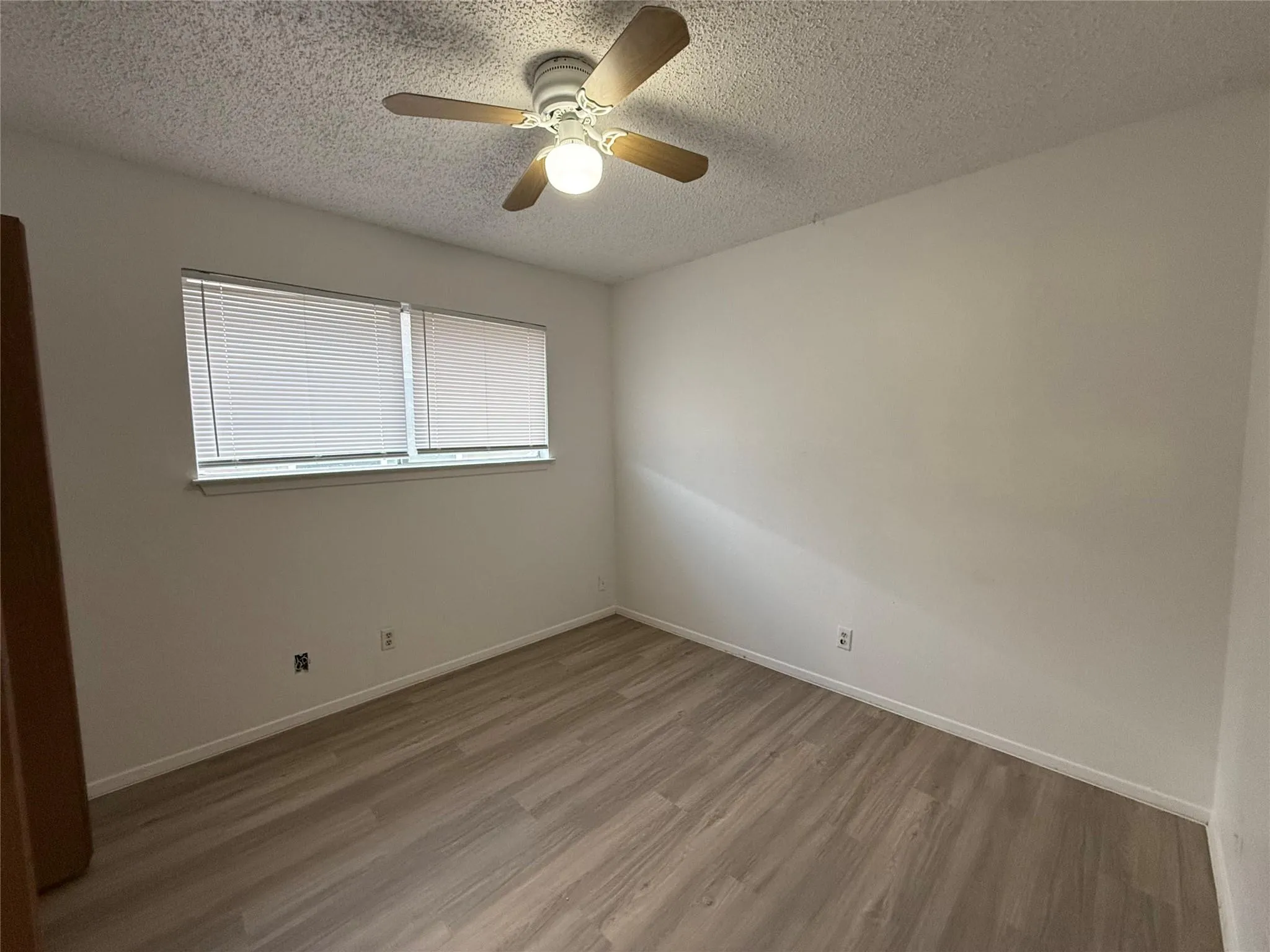 Photo 4 of 2115 COURTNEY ST