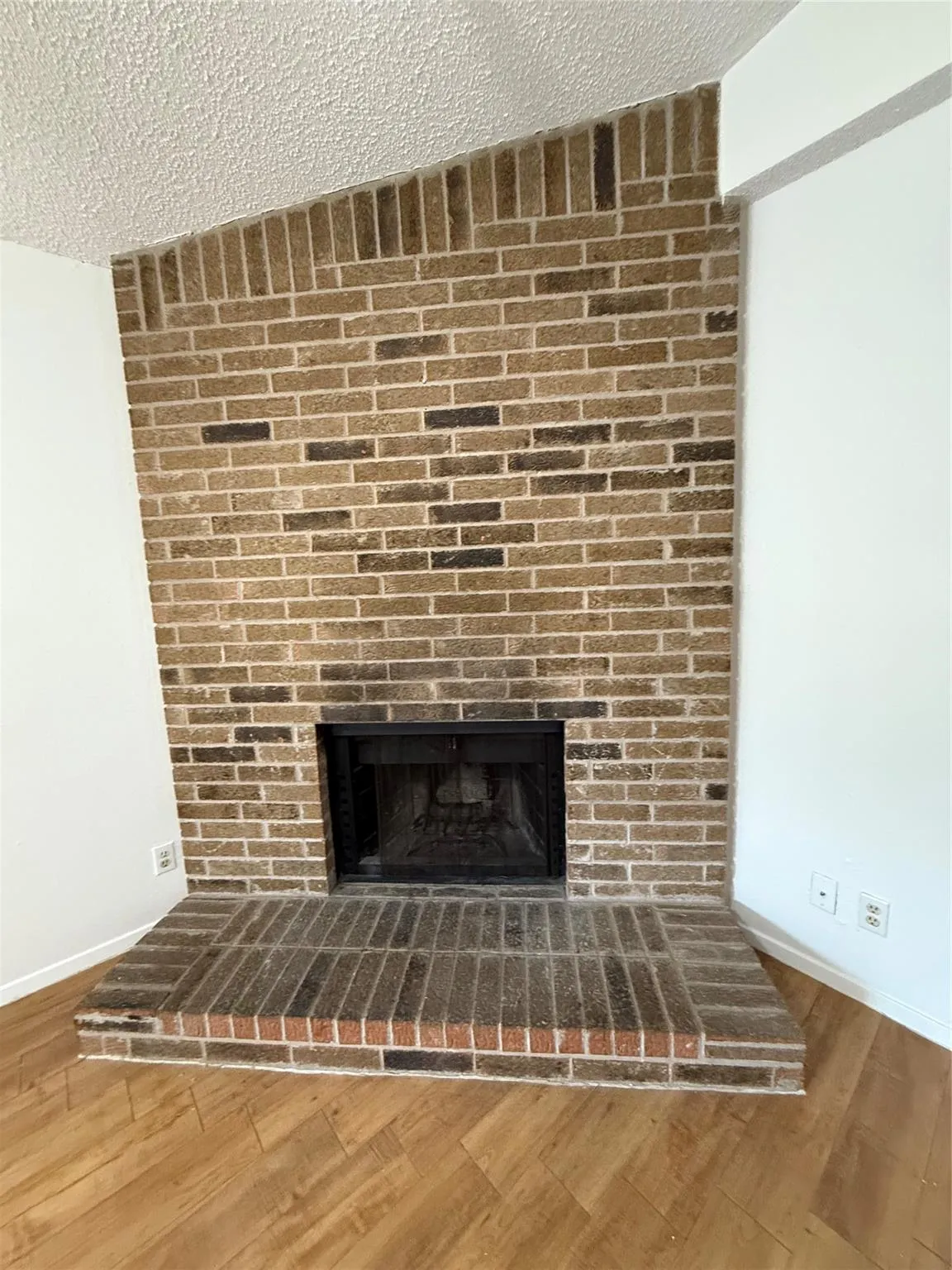 Photo 3 of 2115 COURTNEY ST