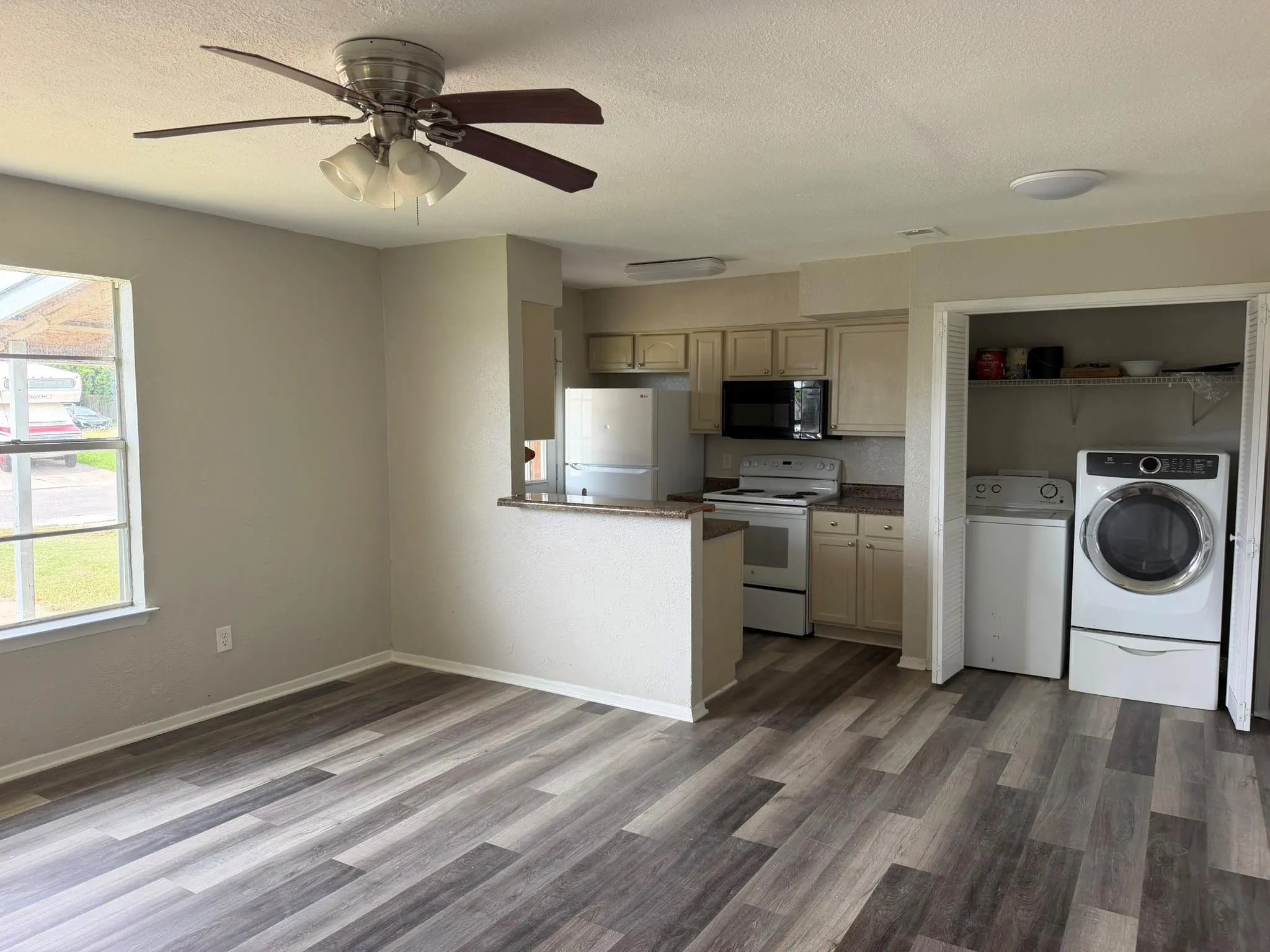 Photo 4 of 512 LENORA DR