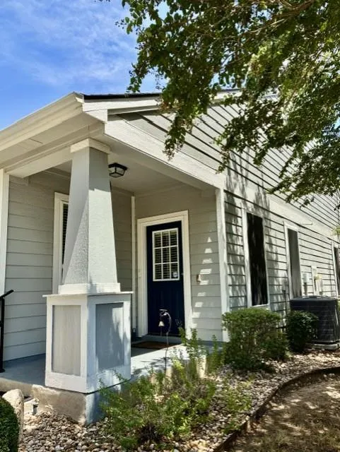 Photo 3 of 102 PORTSMOUTH DR