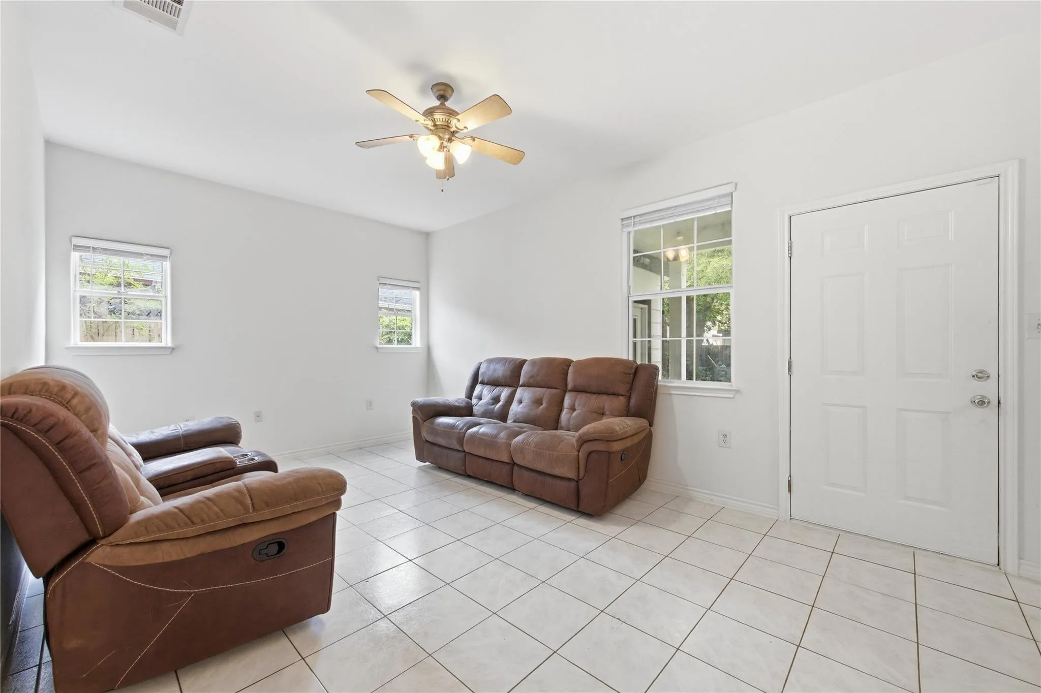 Photo 5 of 12213 SHROPSHIRE BLVD