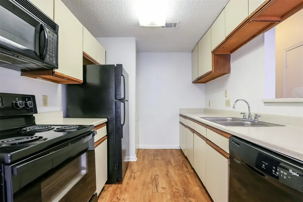 Photo 2 of 912 W 22ND ST #208