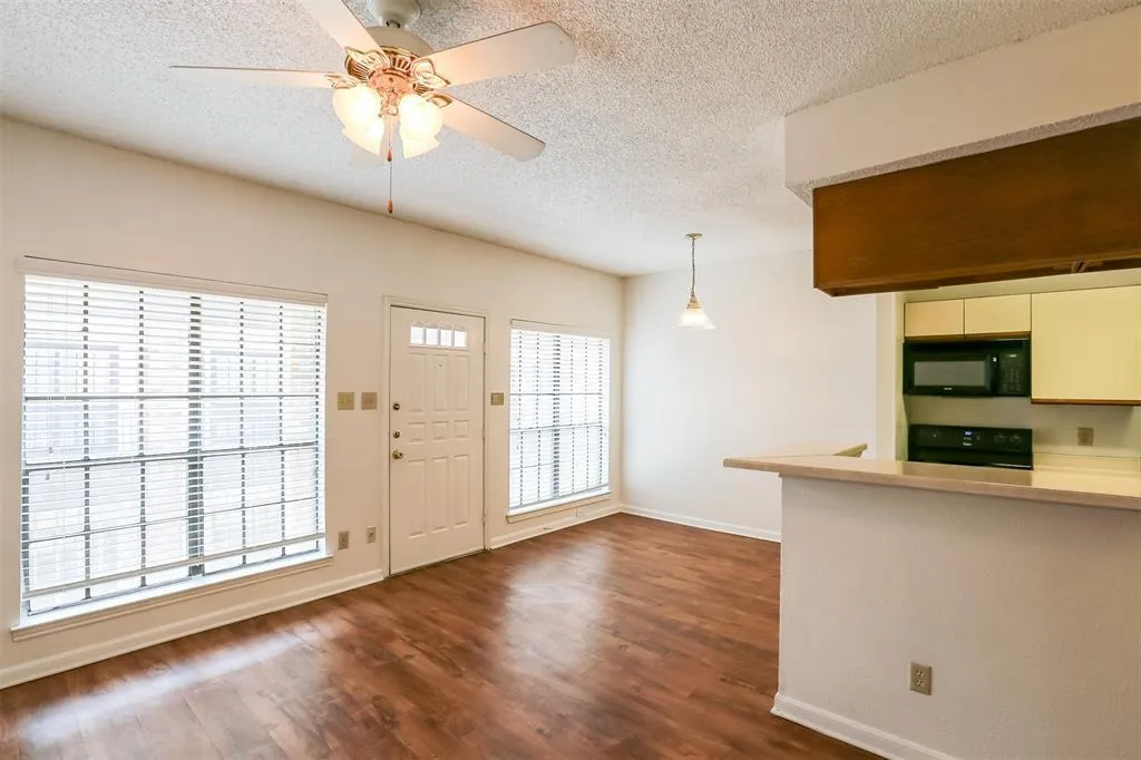Photo 3 of 912 W 22ND ST #208