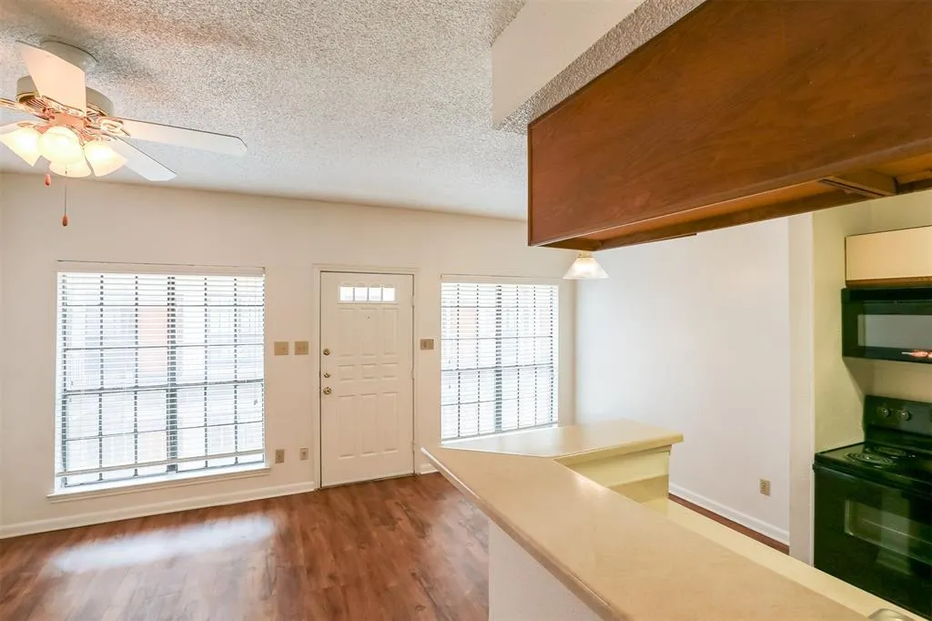 Photo 5 of 912 W 22ND ST #208
