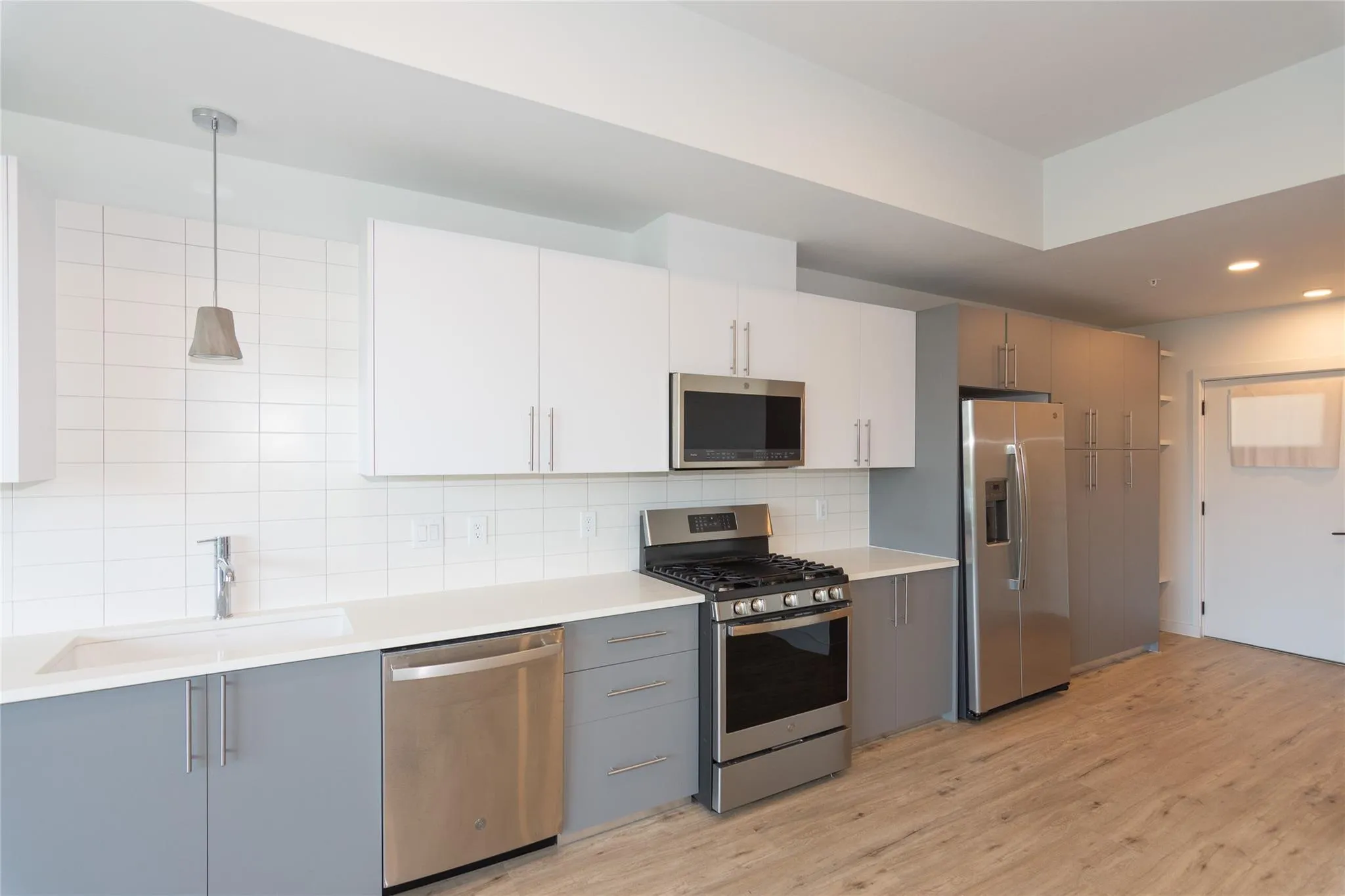 Photo 5 of 4004 BANISTER LN #208
