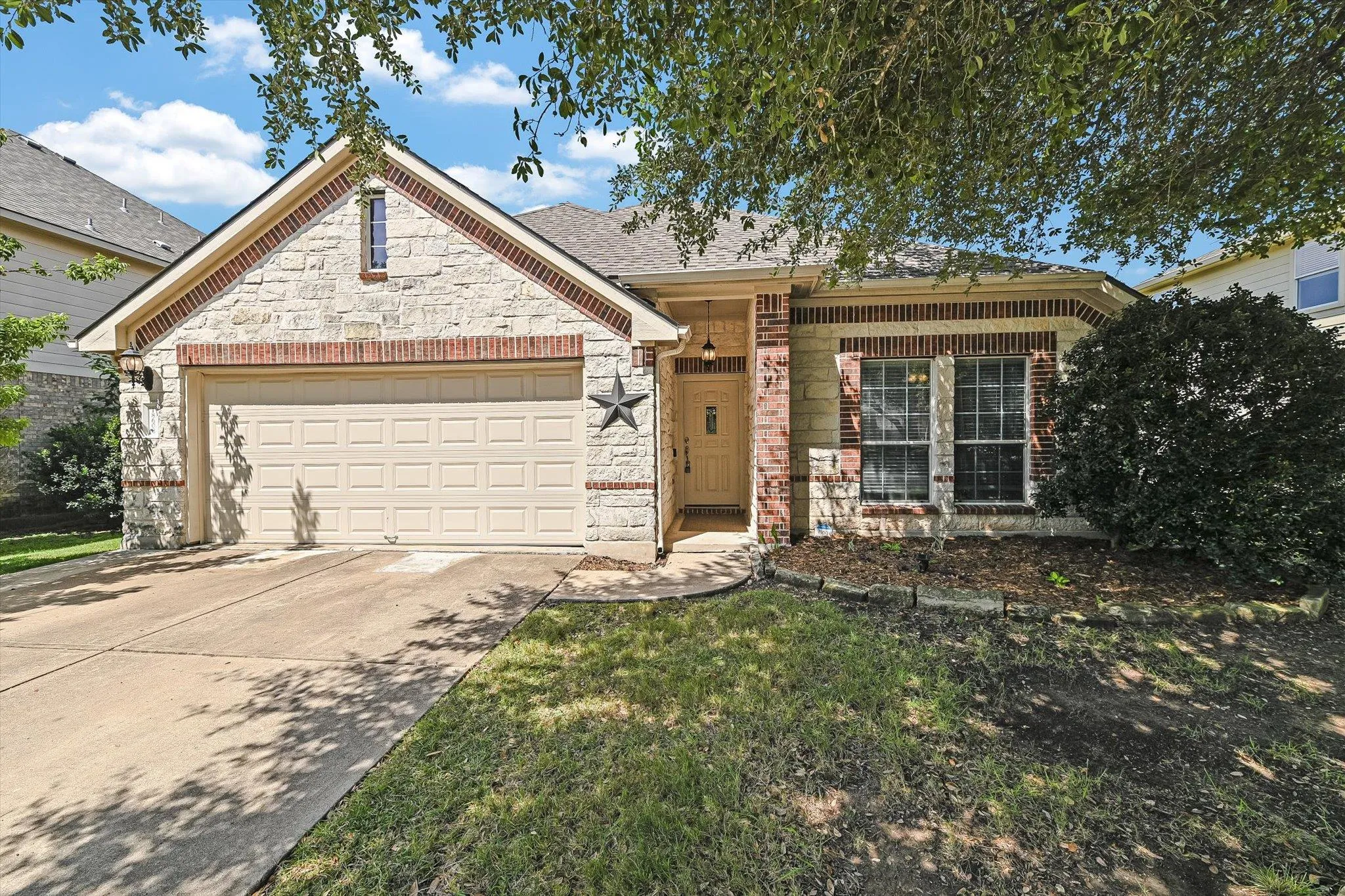Photo 5 of 18608 ROYAL POINTE DR