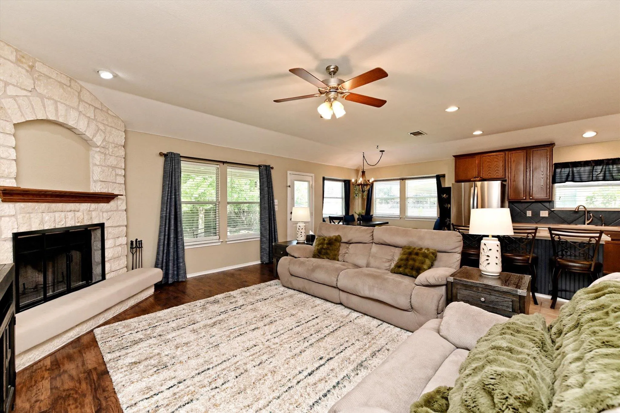 Photo 3 of 18608 ROYAL POINTE DR