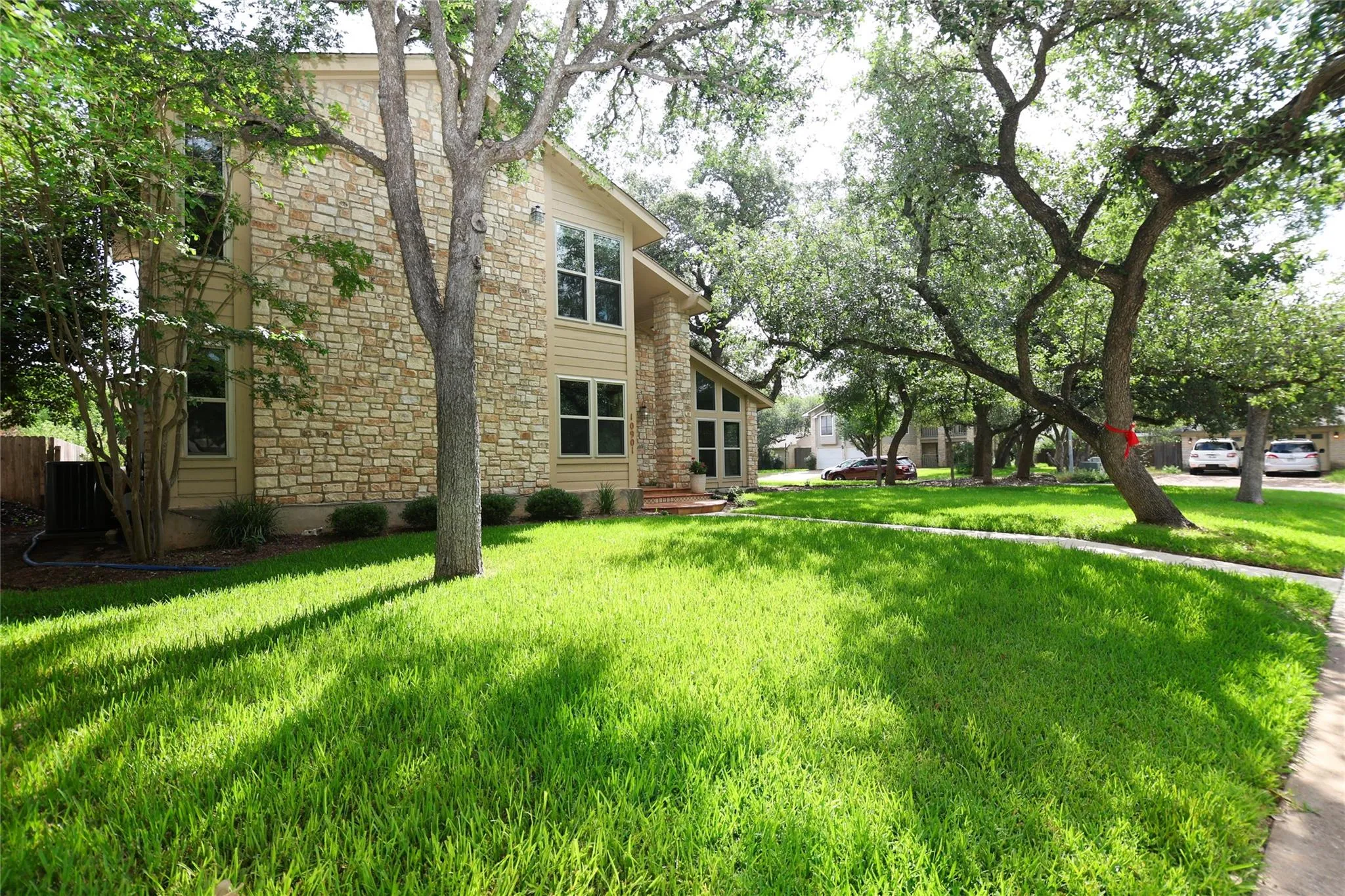 Photo 2 of 10901 COUNTRY KNOLL KNLS