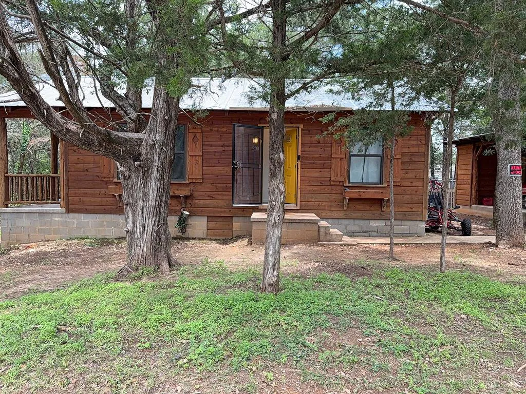 Photo of 200 ARROWHEAD DR, Smithville, TX, 78957