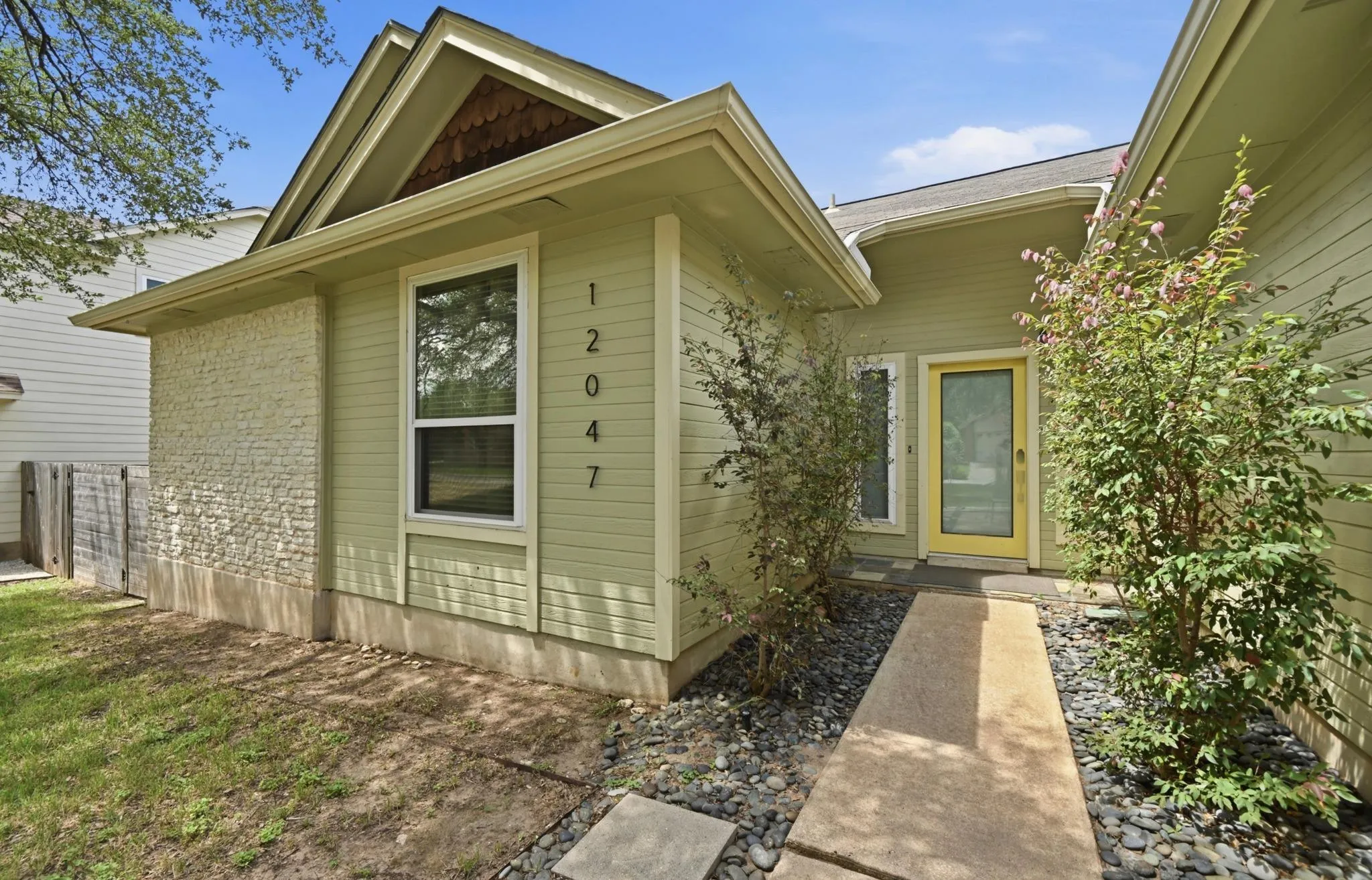 Photo 2 of 12047 LINCOLNSHIRE DR