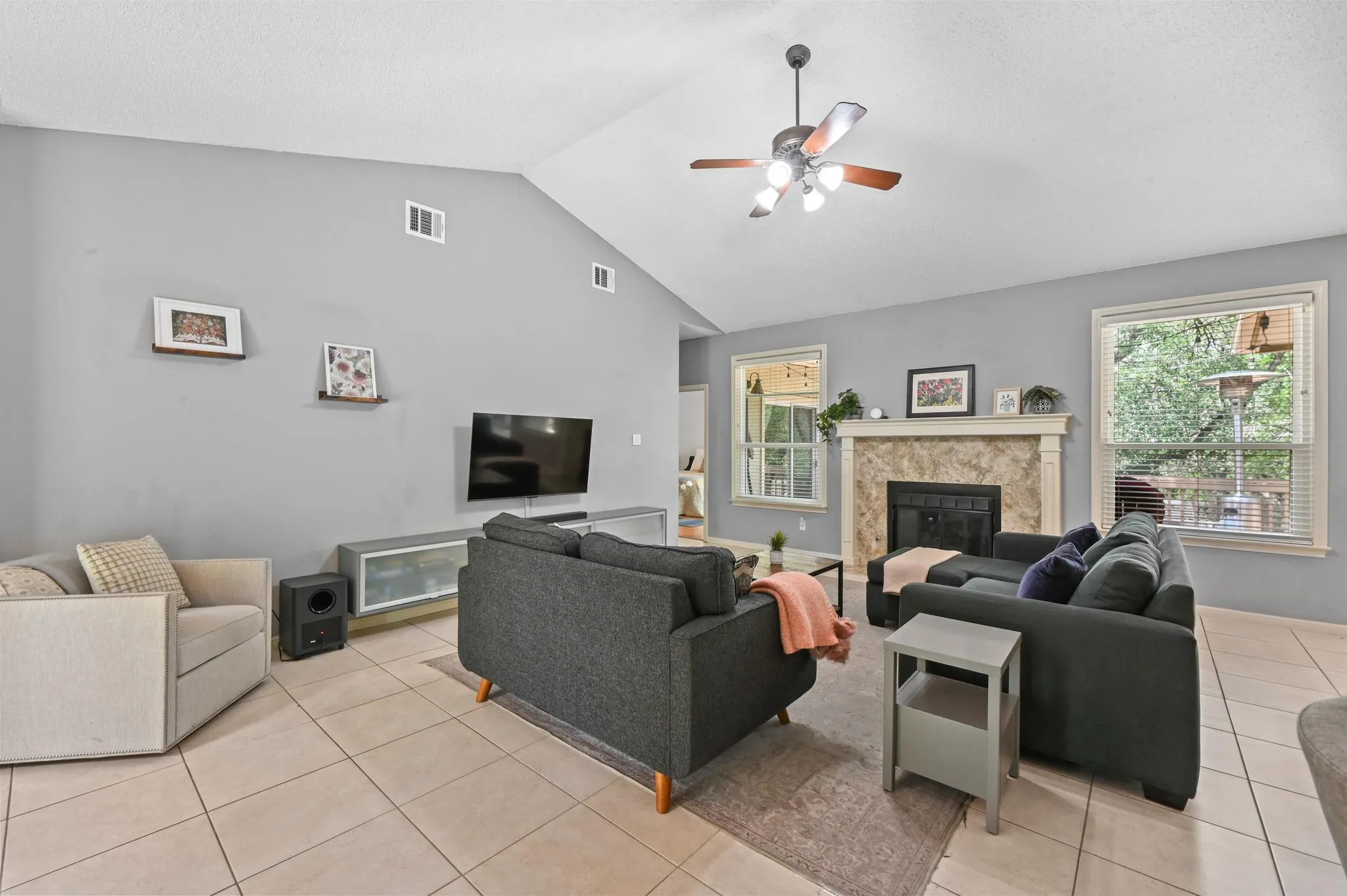Photo 4 of 12047 LINCOLNSHIRE DR