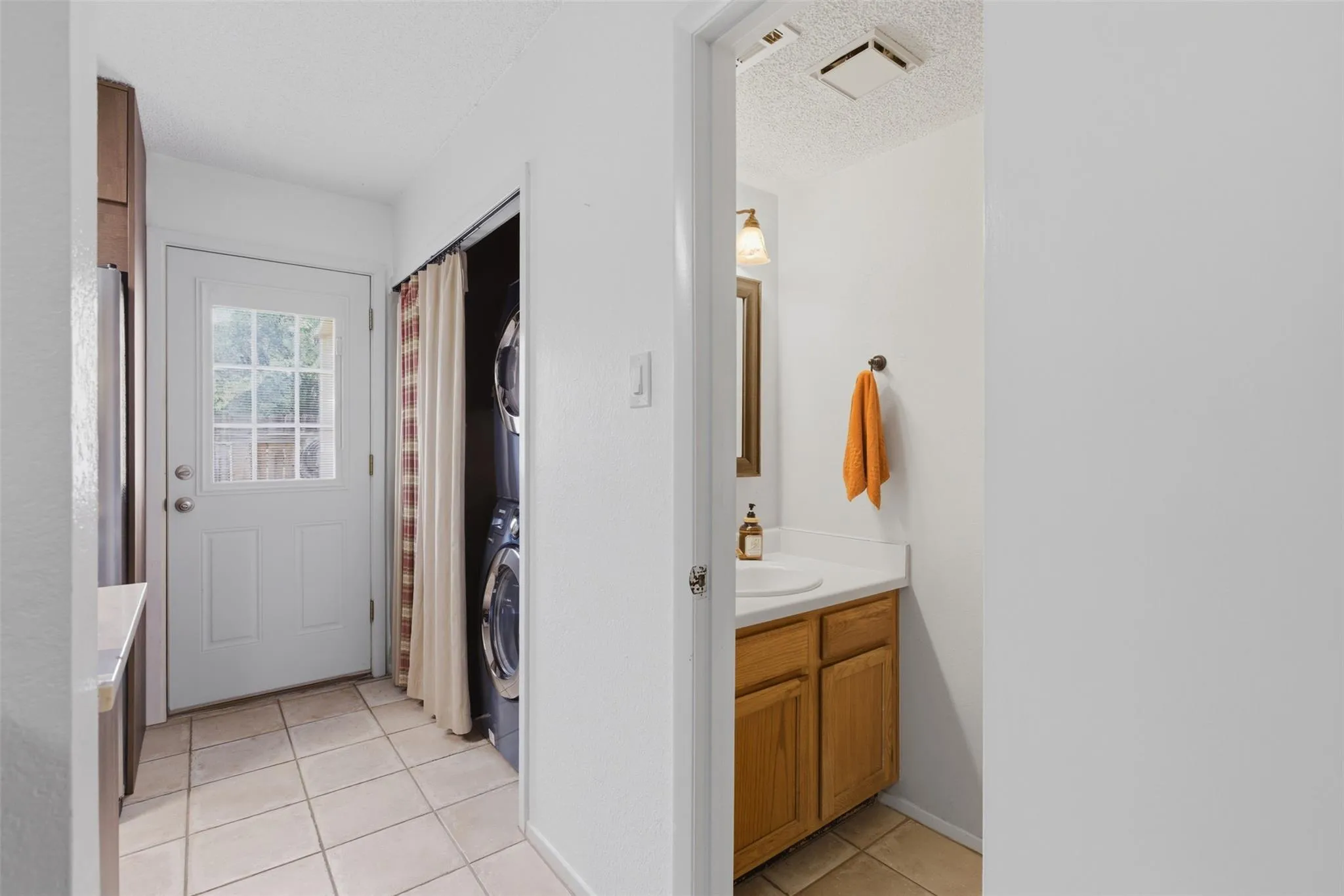 Photo 5 of 11901 SWEARINGEN DR #24
