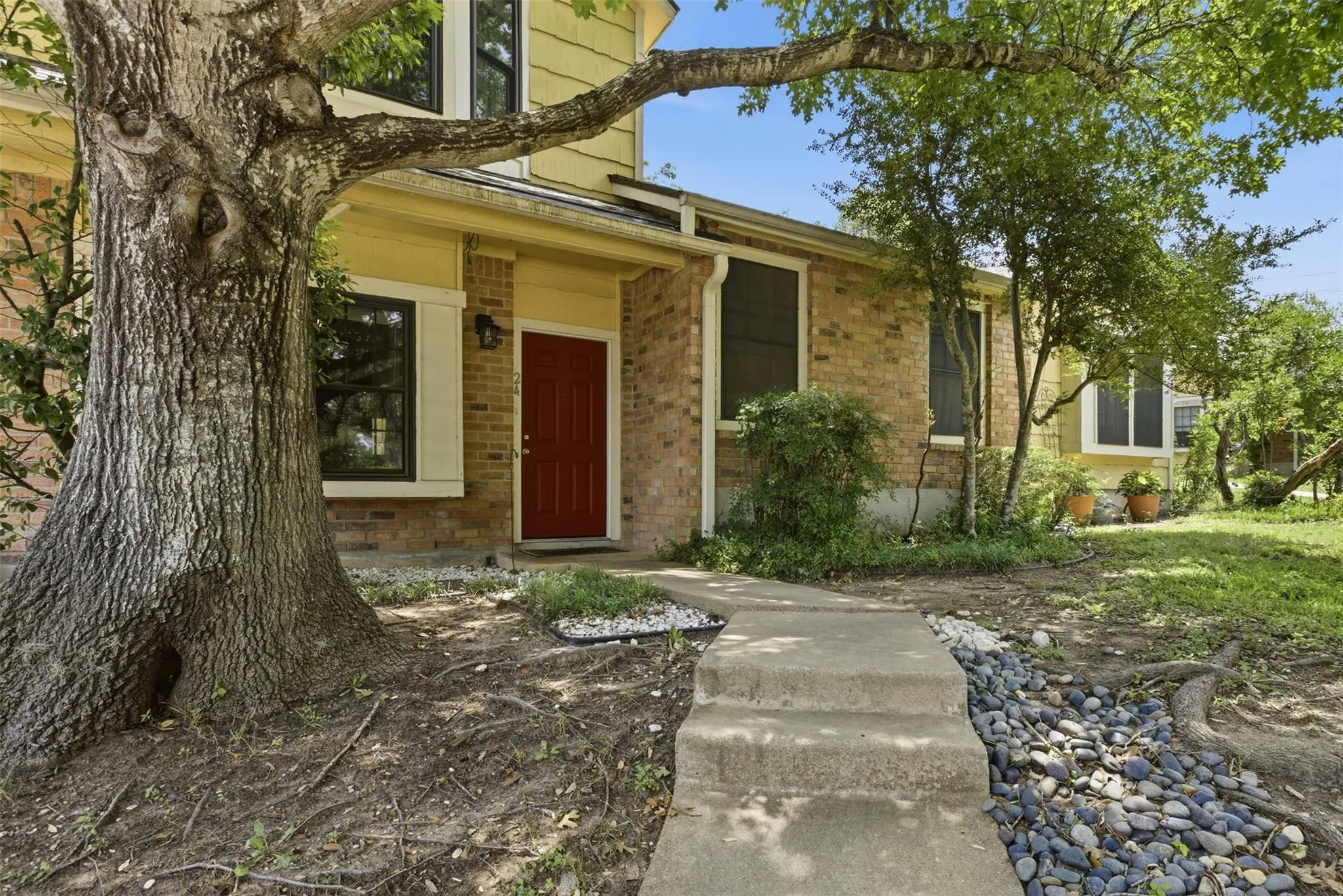 Photo 3 of 11901 SWEARINGEN DR #24