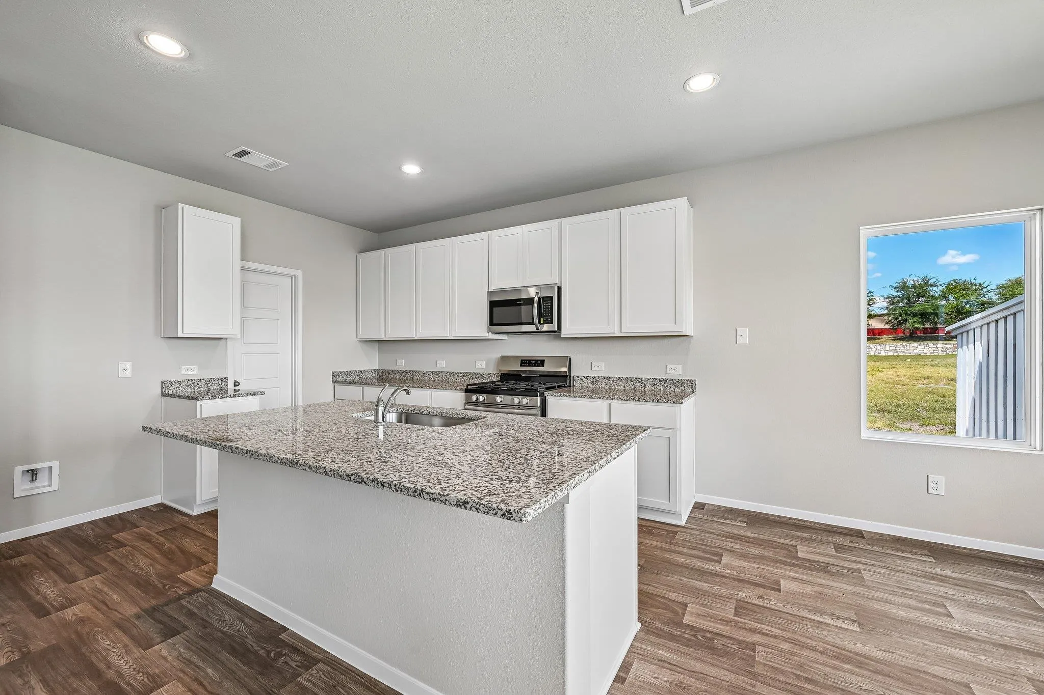 Photo 4 of 180 LENNOX DR