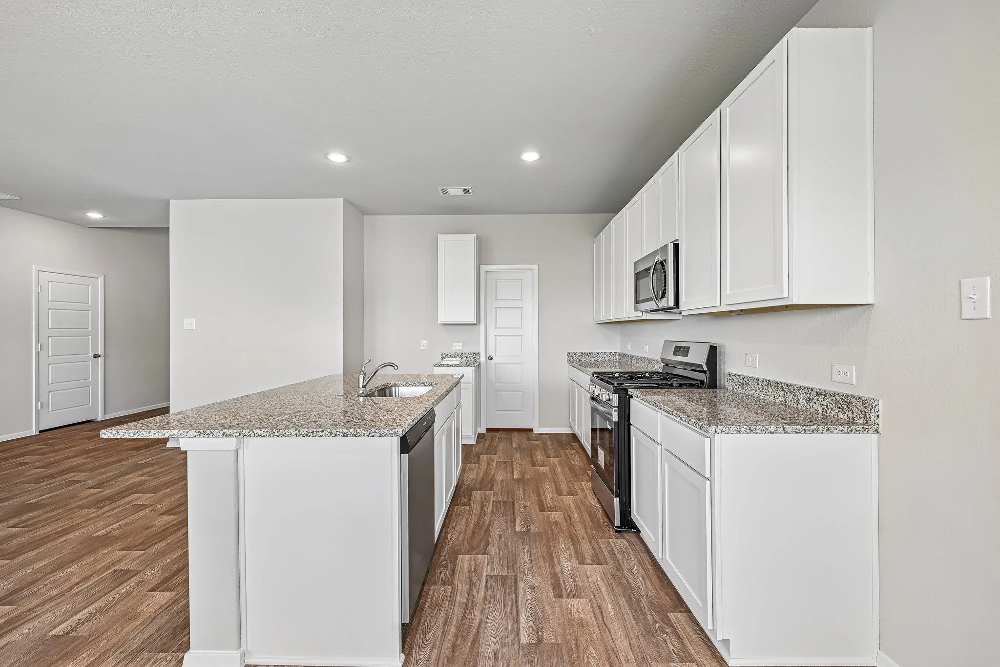 Photo 5 of 180 LENNOX DR