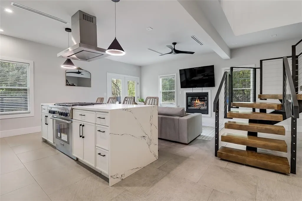 Photo of 1111 W ANNIE ST, Austin, 78704