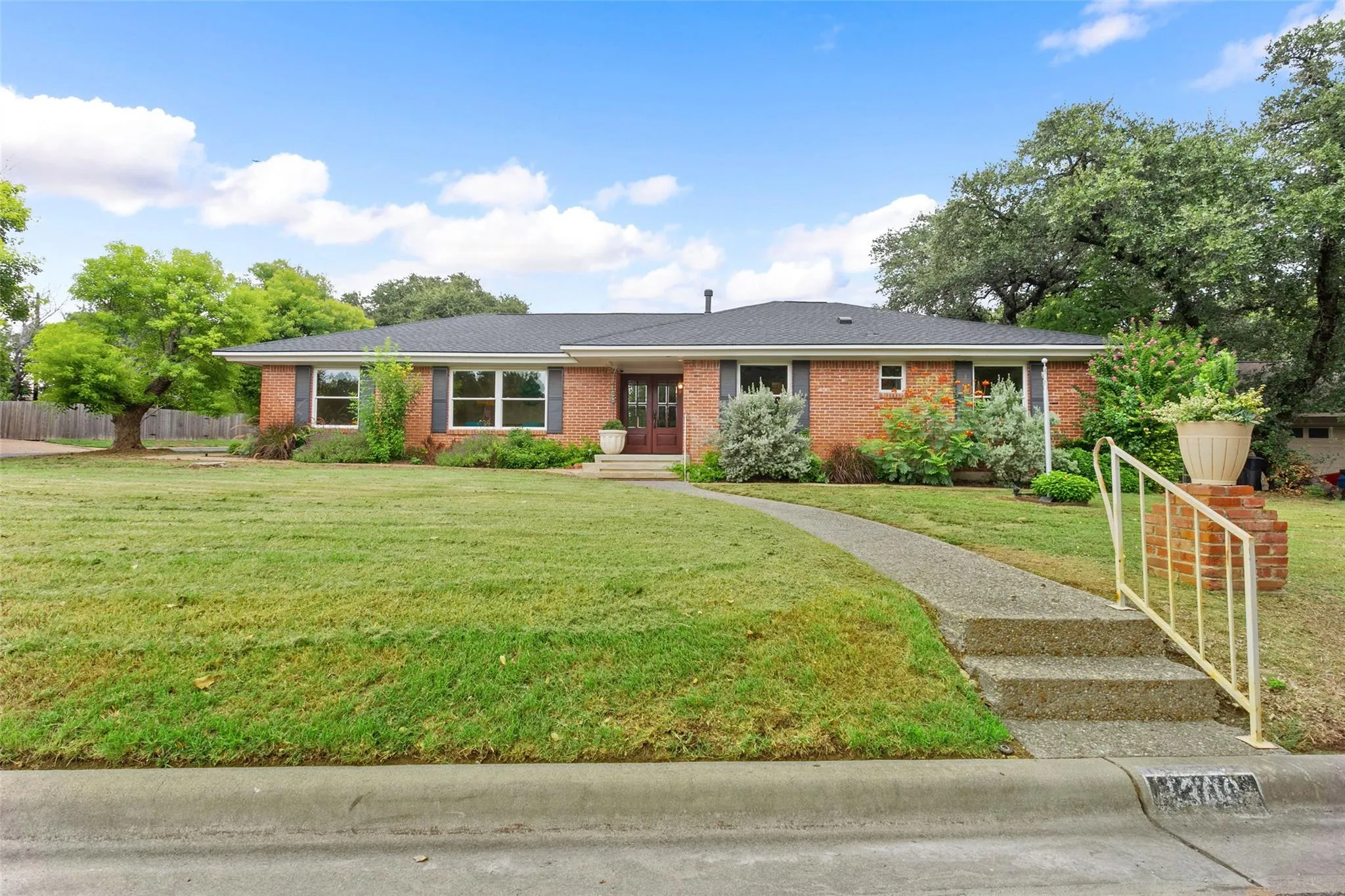 Photo 2 of 1308 CARDINAL HILL CIR