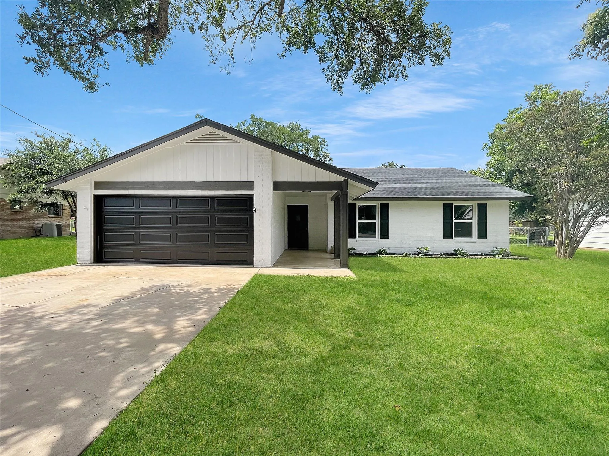 Photo 3 of 313 GOLDEN OAKS DR