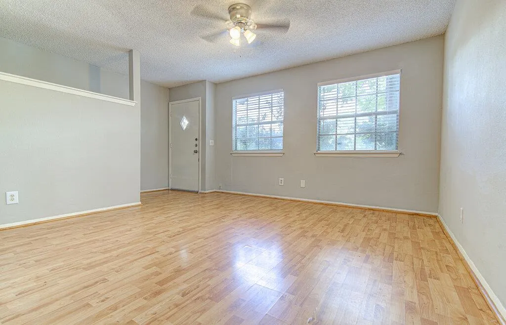 Photo 5 of 907 TAULBEE LN