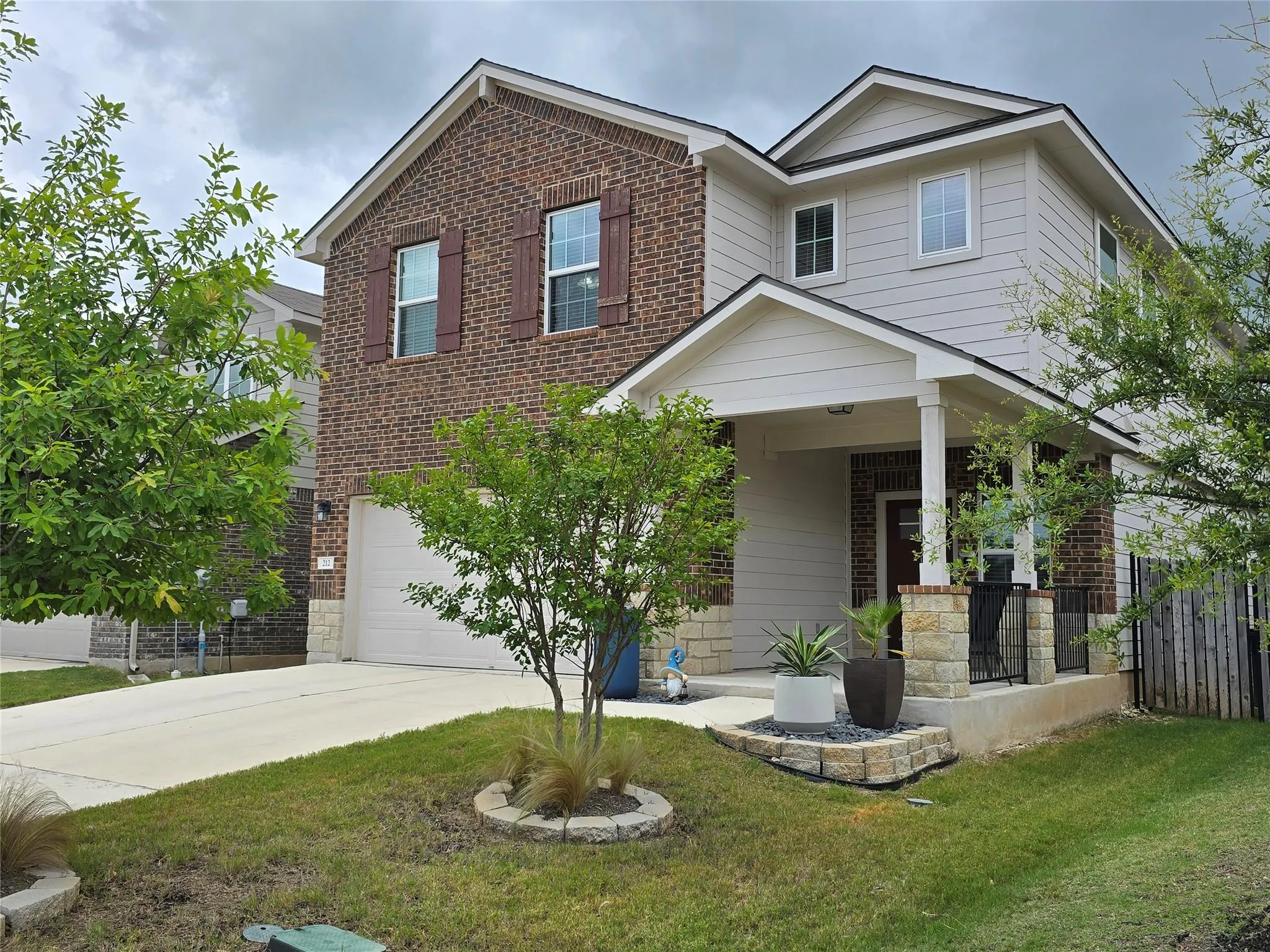 Photo 2 of 212 YOAKUM ST