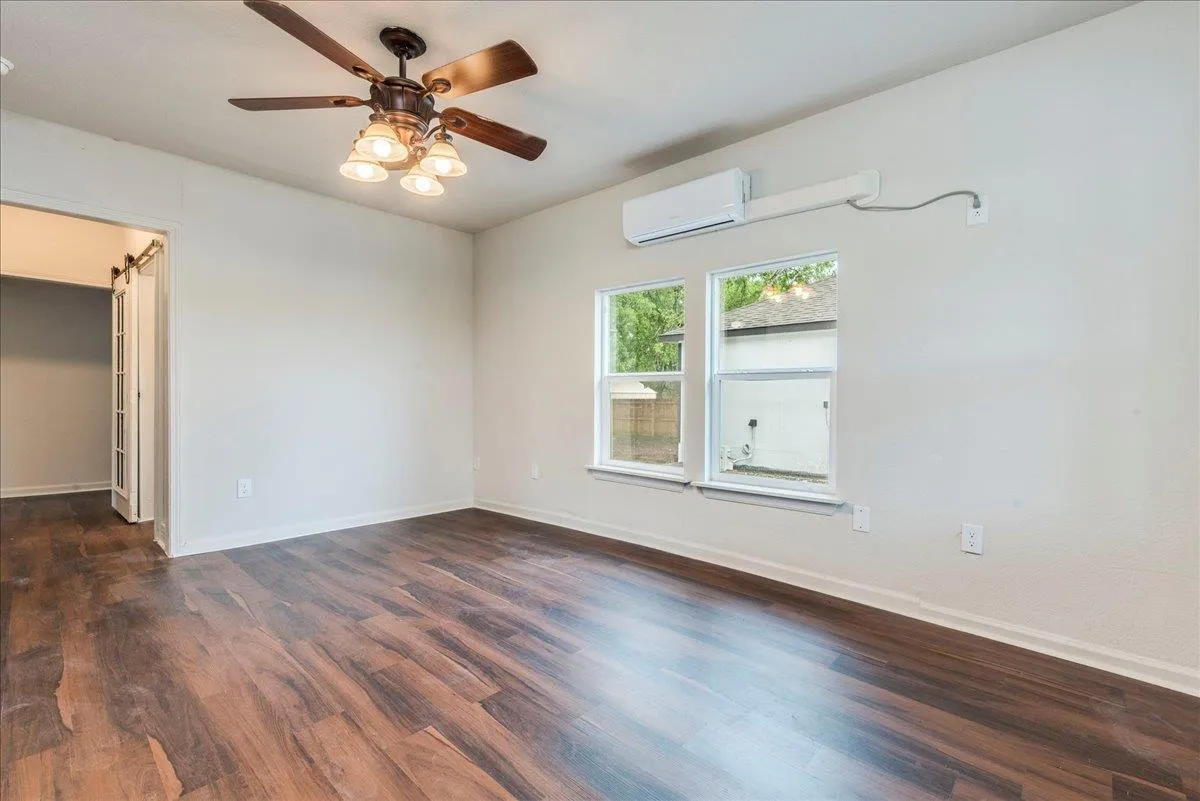 Photo 5 of 112 GAZLEY ST