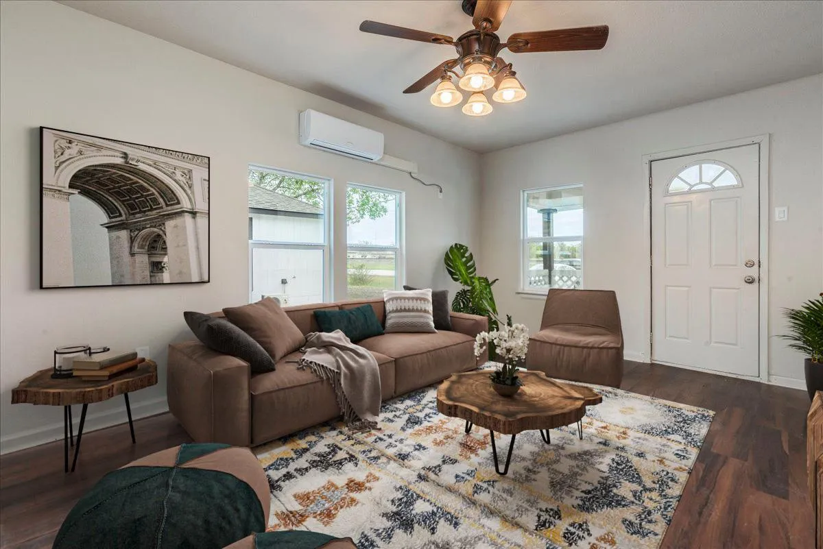 Photo 4 of 112 GAZLEY ST