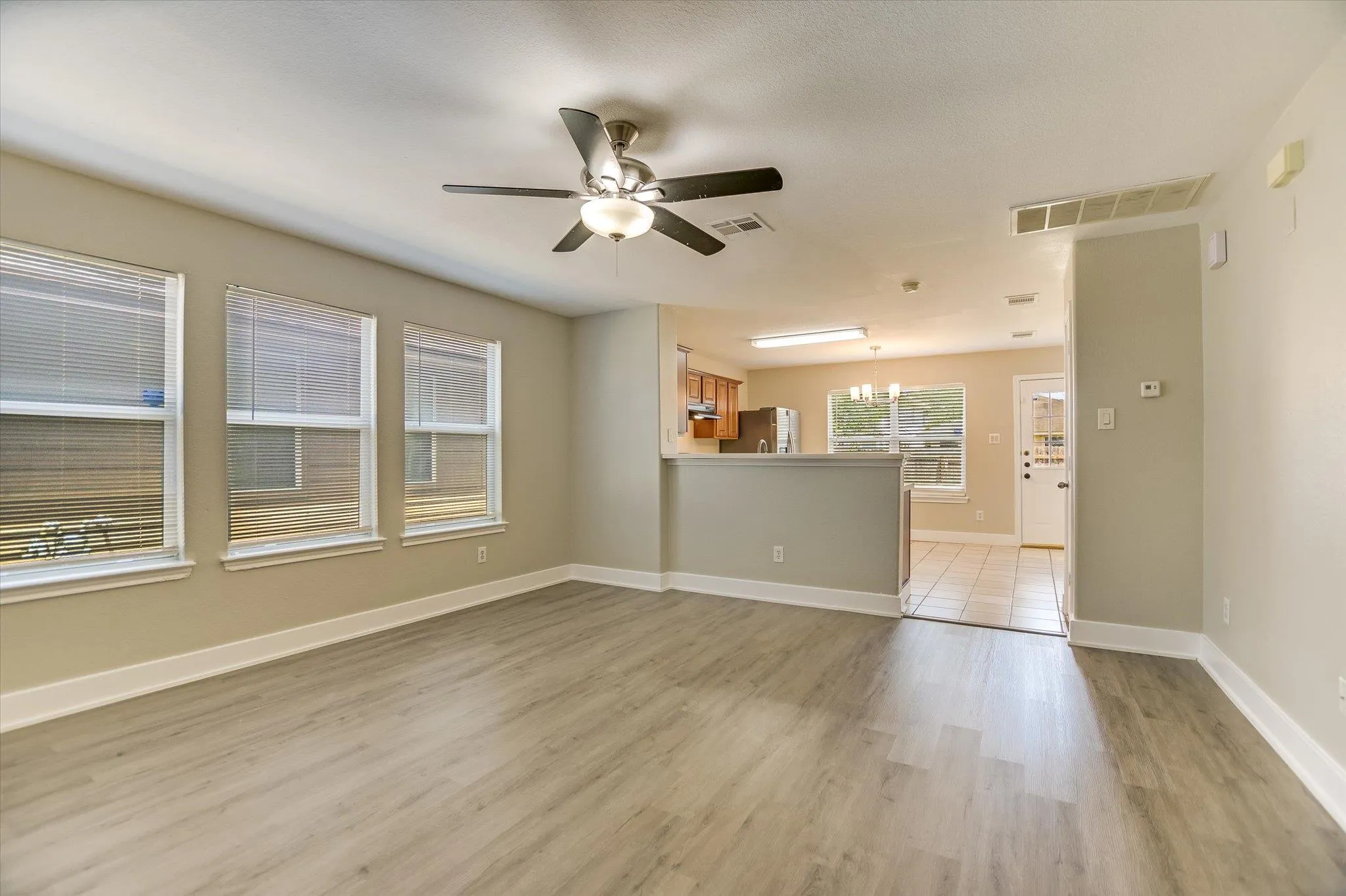 Photo 3 of 3303 BARKSDALE DR
