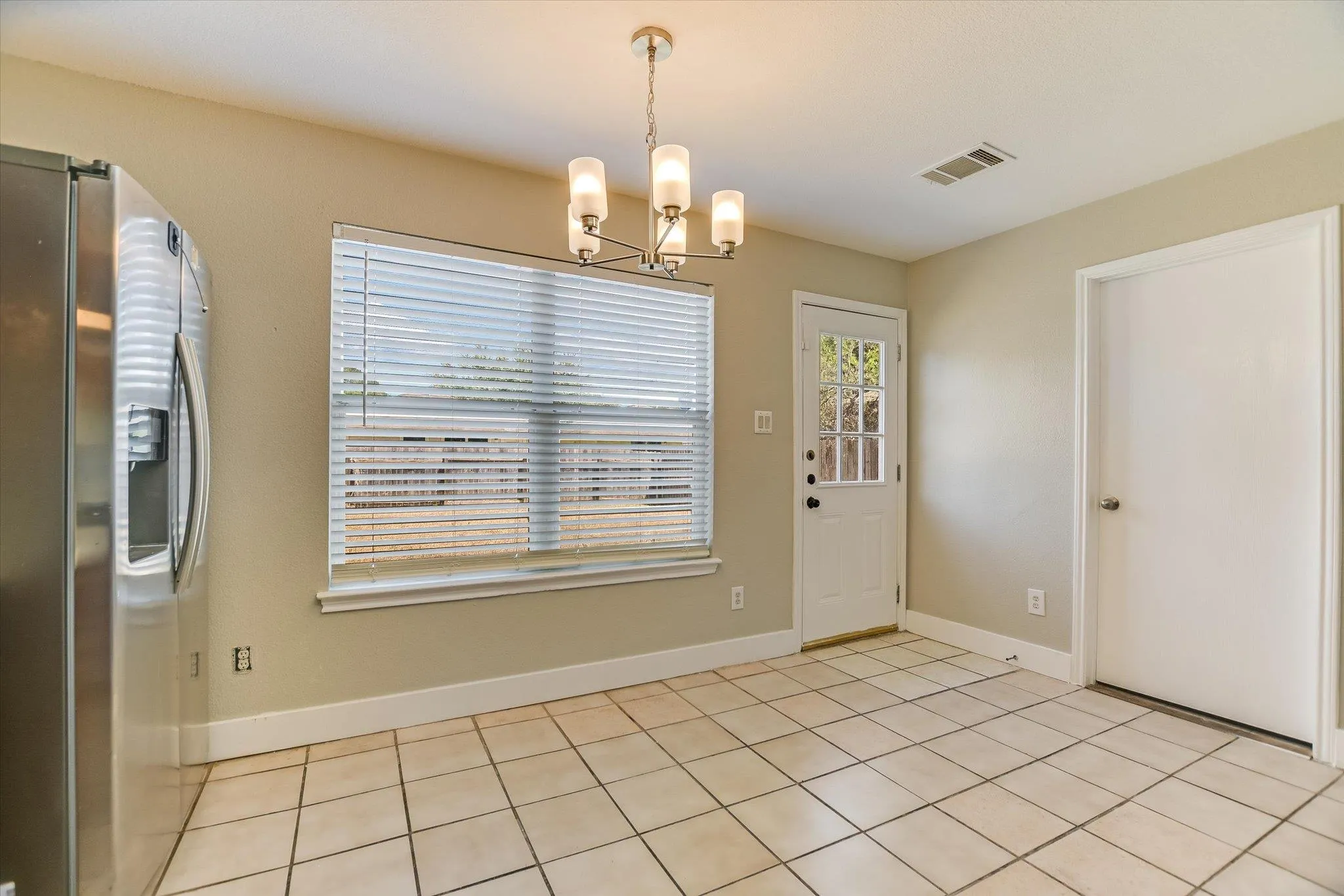 Photo 5 of 3303 BARKSDALE DR
