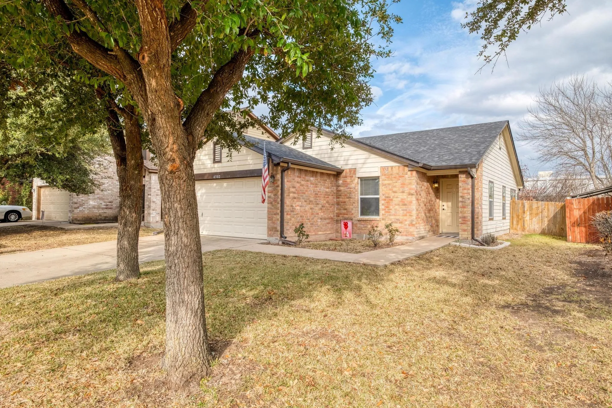 Photo 2 of 4302 KINGS CANYON DR