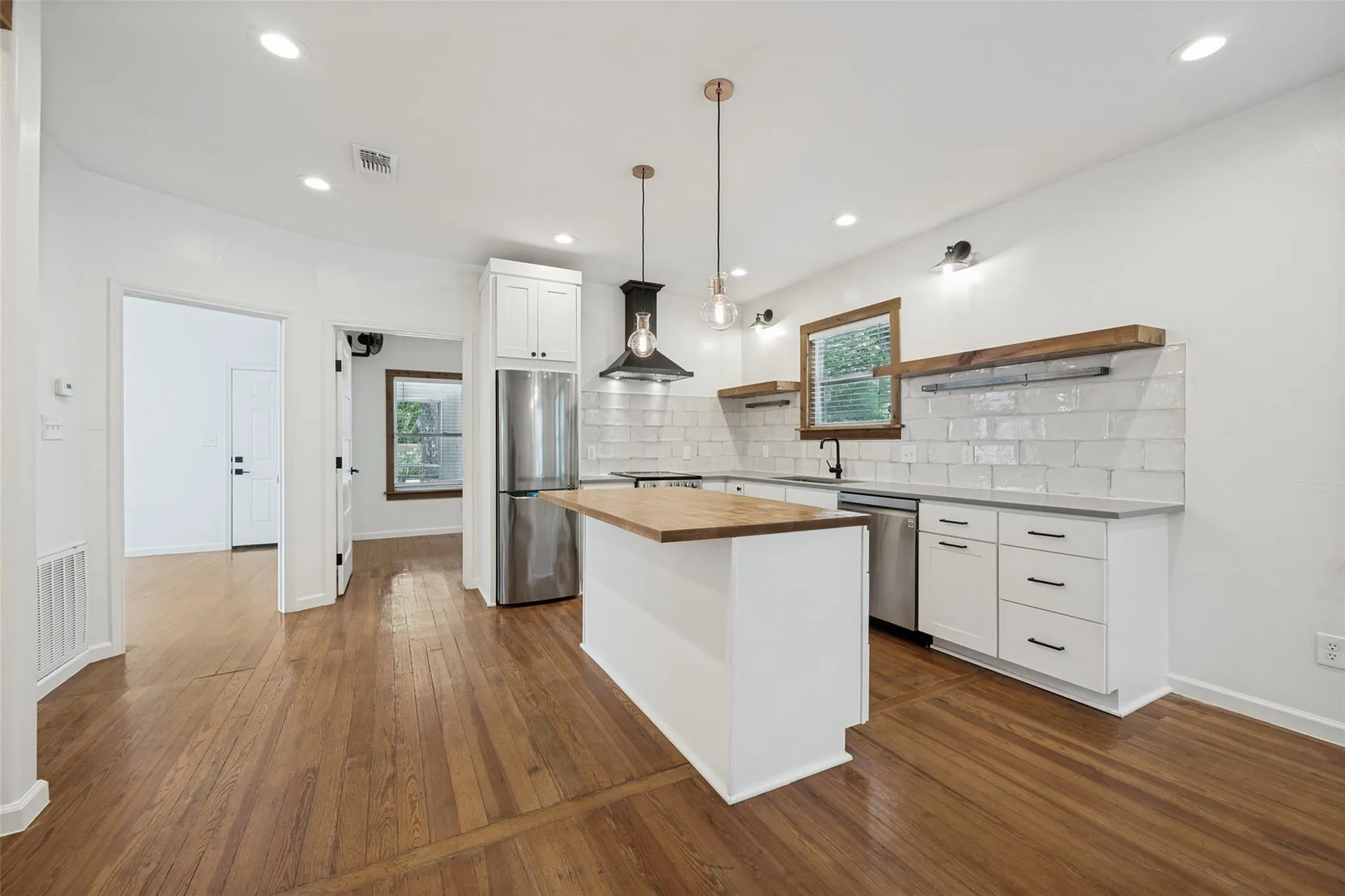 Photo 5 of 2513 E CESAR CHAVEZ ST