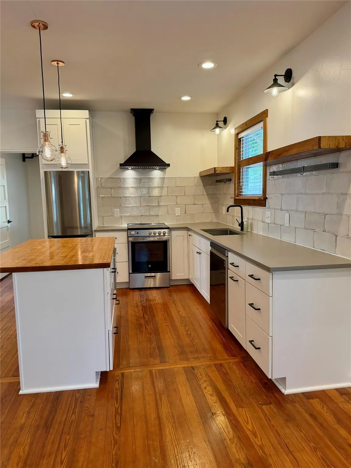 Photo 3 of 2513 E CESAR CHAVEZ ST