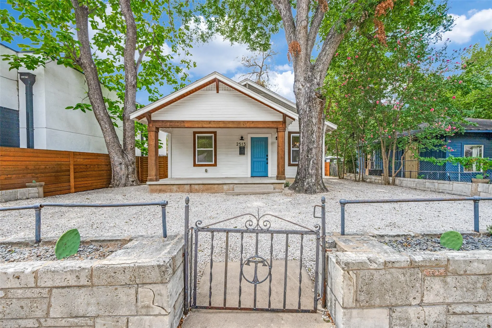 Photo 2 of 2513 E CESAR CHAVEZ ST