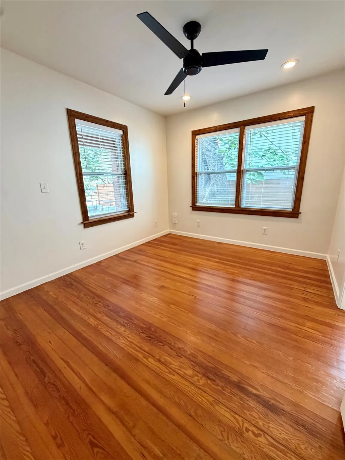 Photo 4 of 2513 E CESAR CHAVEZ ST