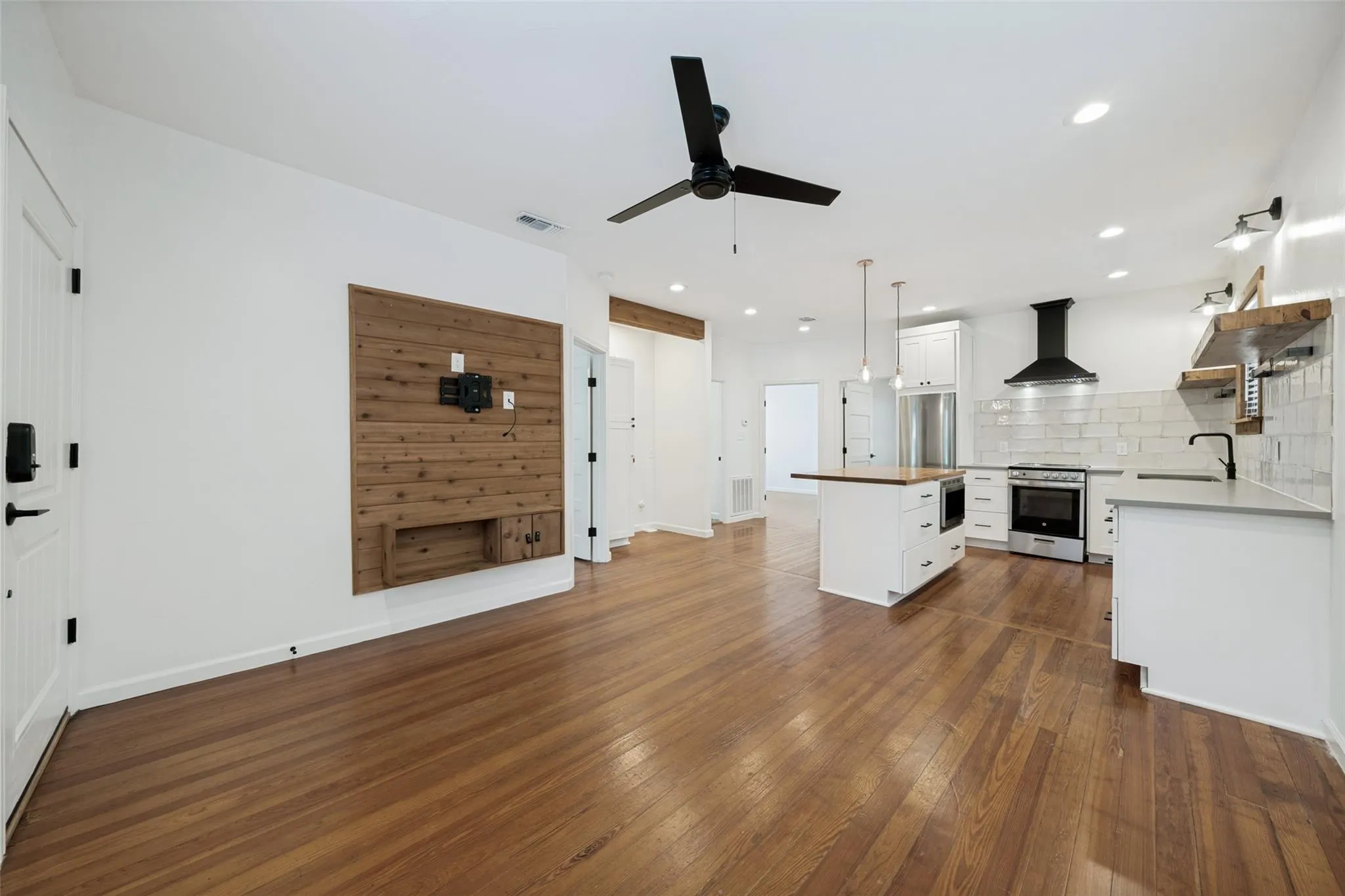 Photo 4 of 2513 E CESAR CHAVEZ ST