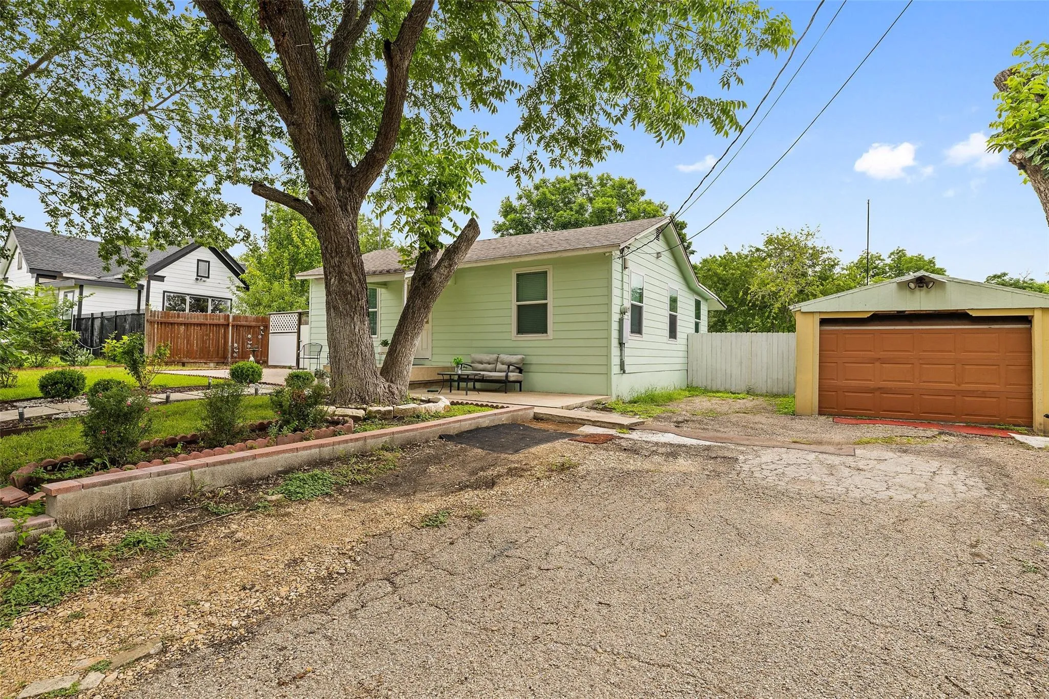 Photo 3 of 718 KIMBRO ST