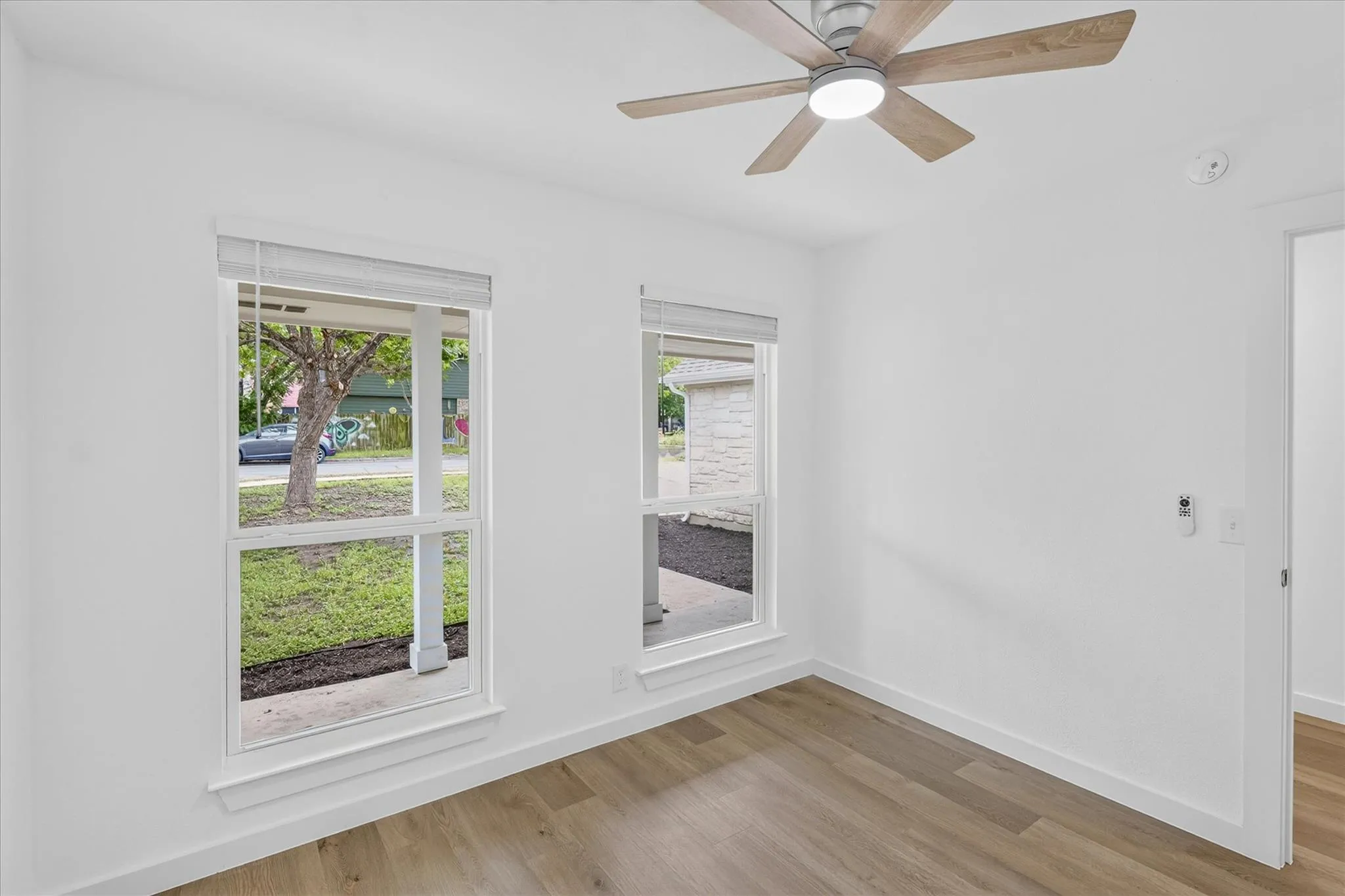 Photo 4 of 6702 ROSEBOROUGH DR