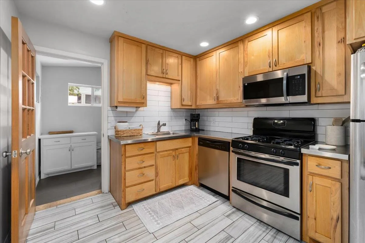 Photo 5 of 2113 THORNTON RD