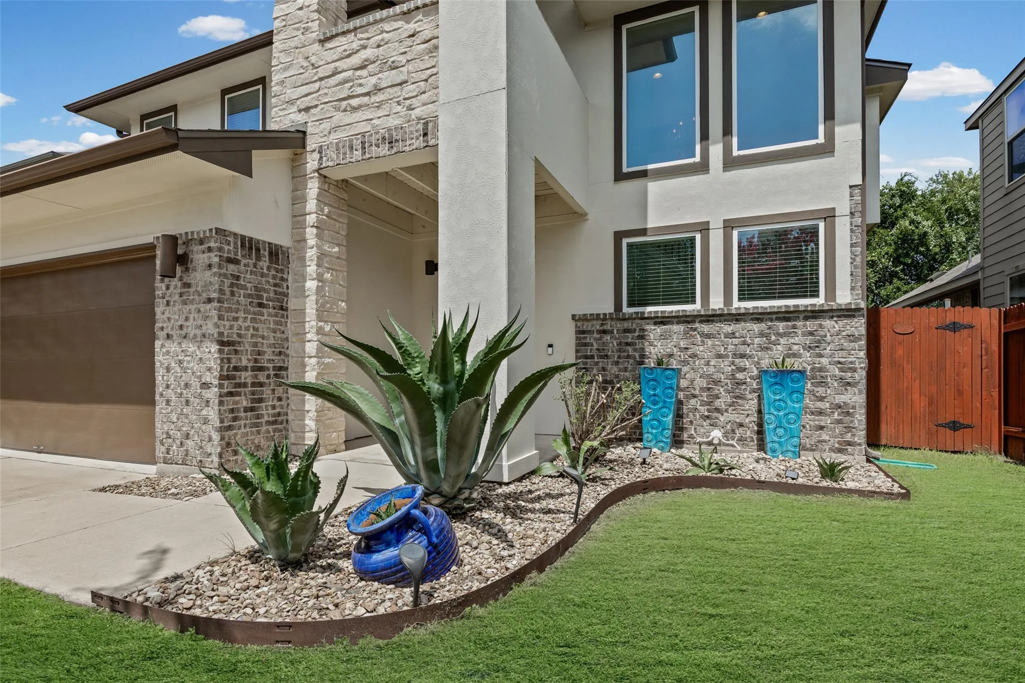 Photo 2 of 6717 ALLEYTON DR