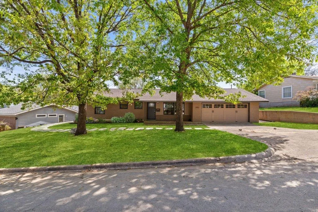 Photo 3 of 2503 ROCKINGHAM DR