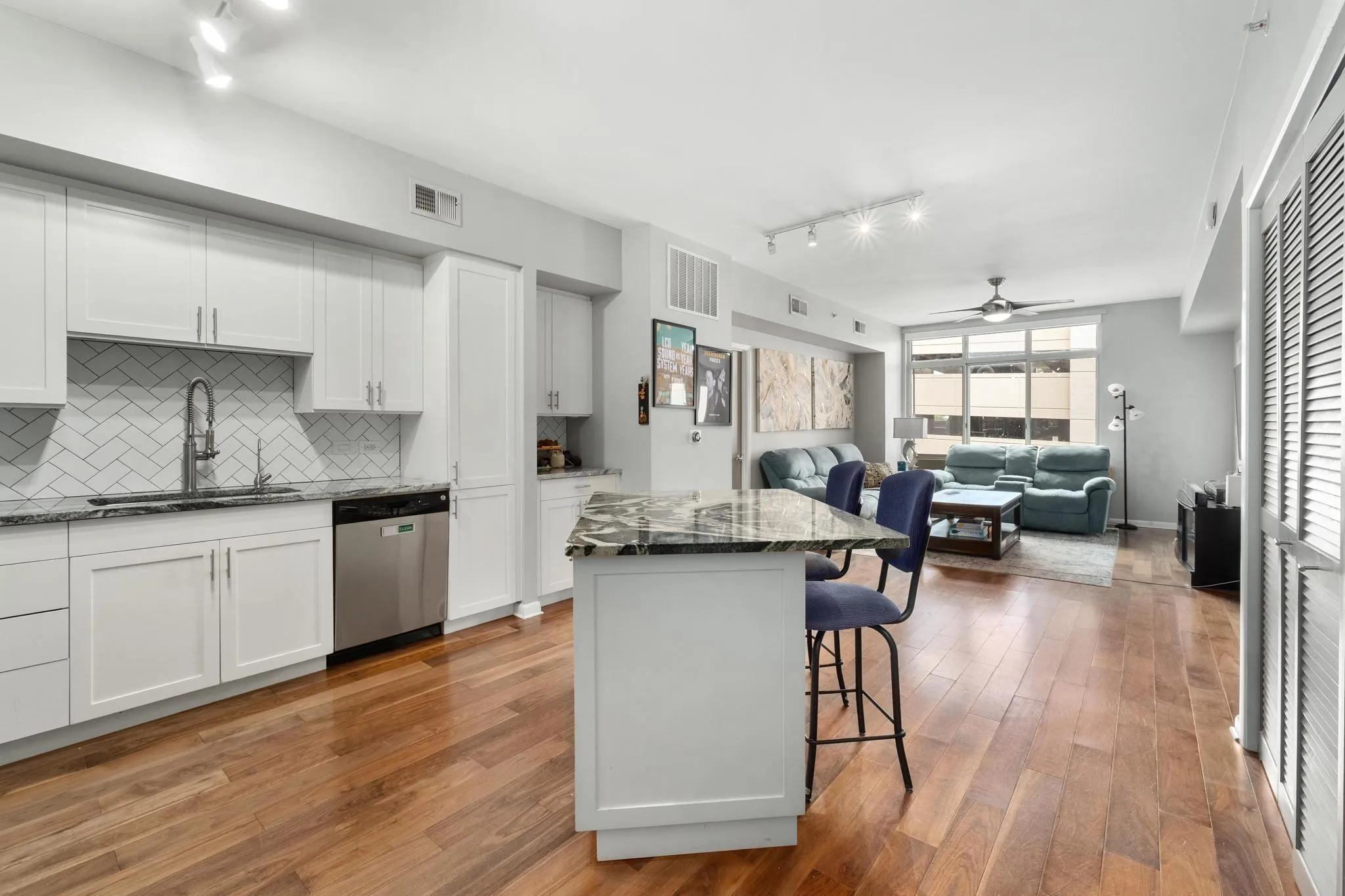 Photo 5 of 54 RAINEY ST #609