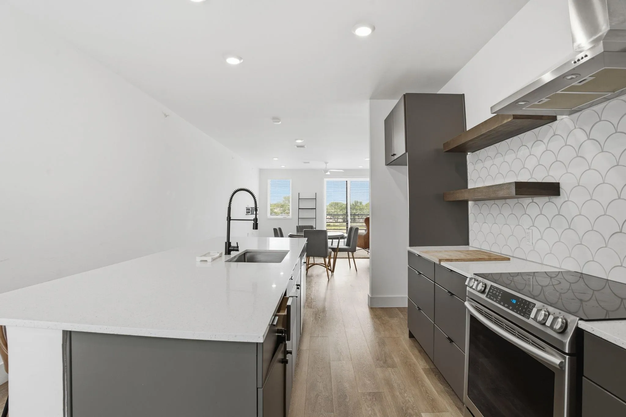 Photo 3 of 2709 E 5TH ST #1306