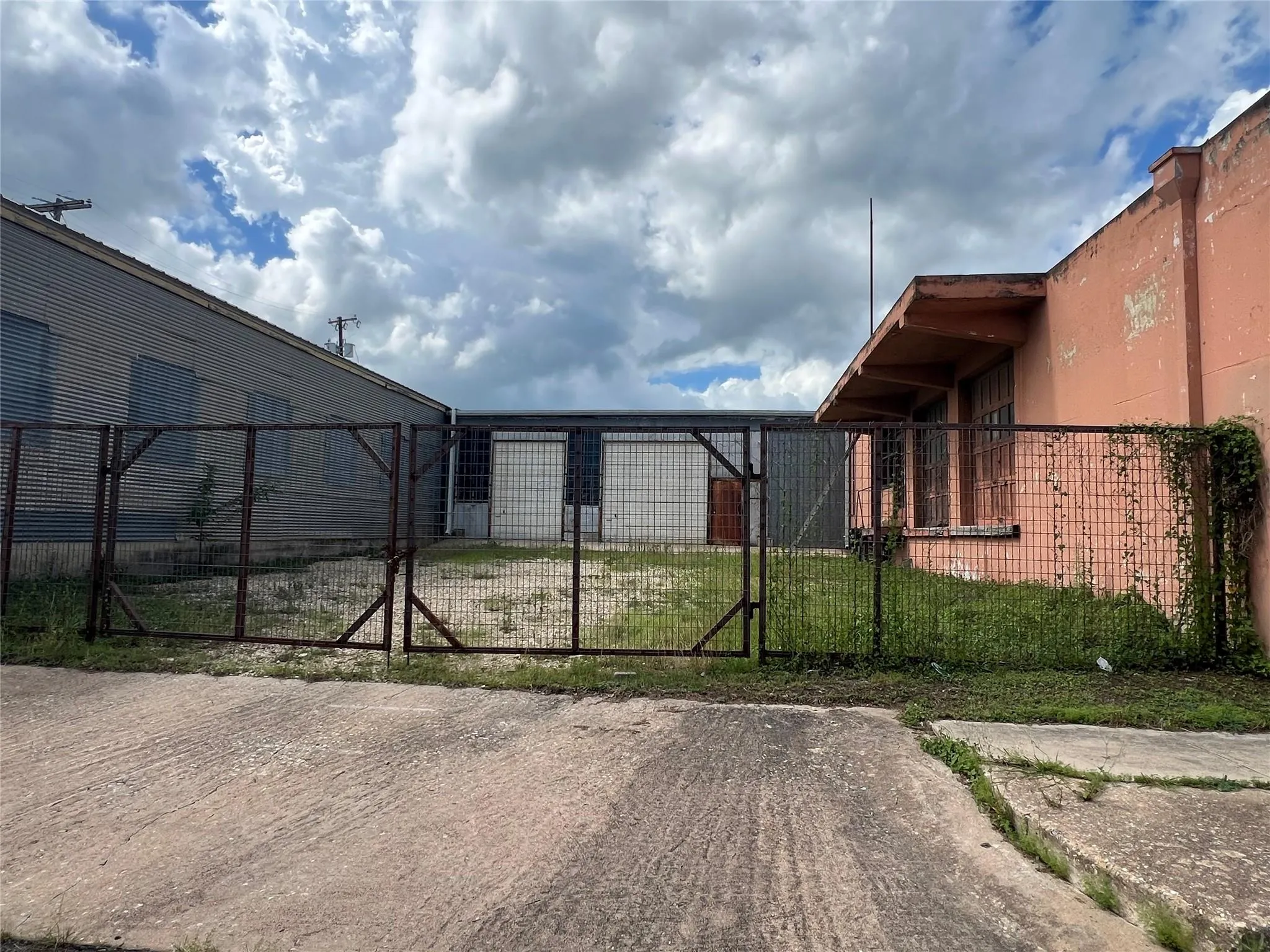 Photo of 219 E 3RD ST, Taylor, TX, 76574