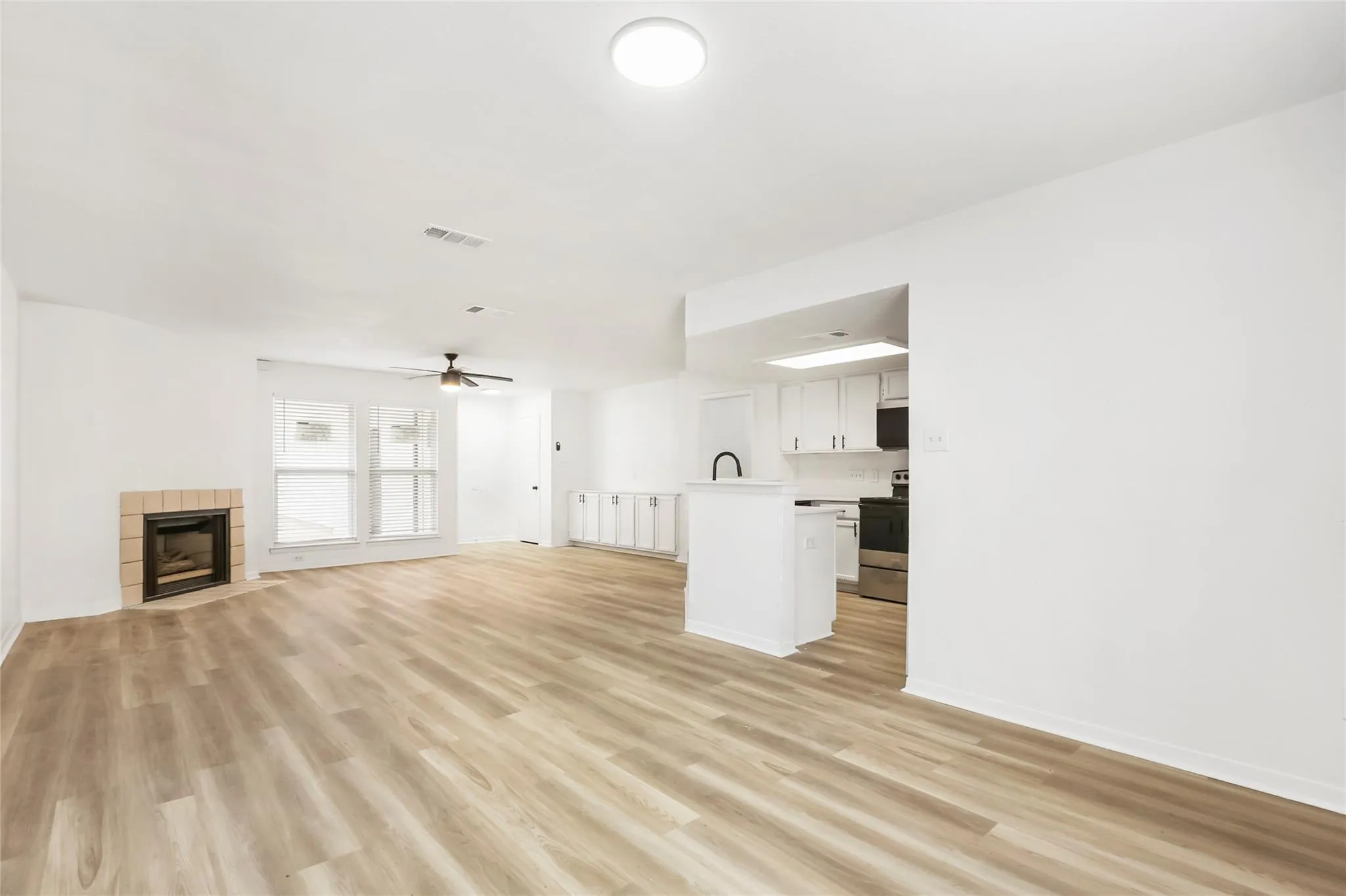 Photo 4 of 923 E 41ST ST #105