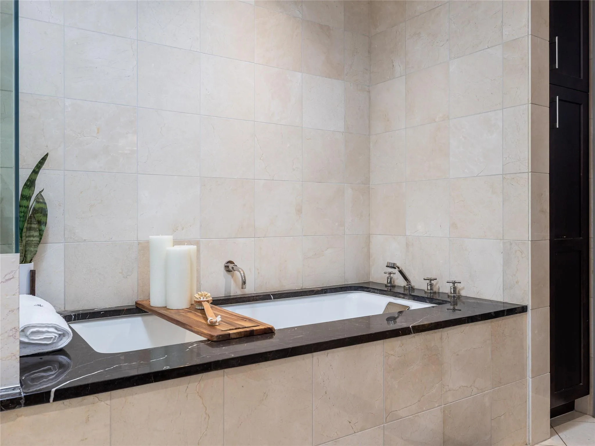Photo 3 of 98 SAN JACINTO BLVD #1703