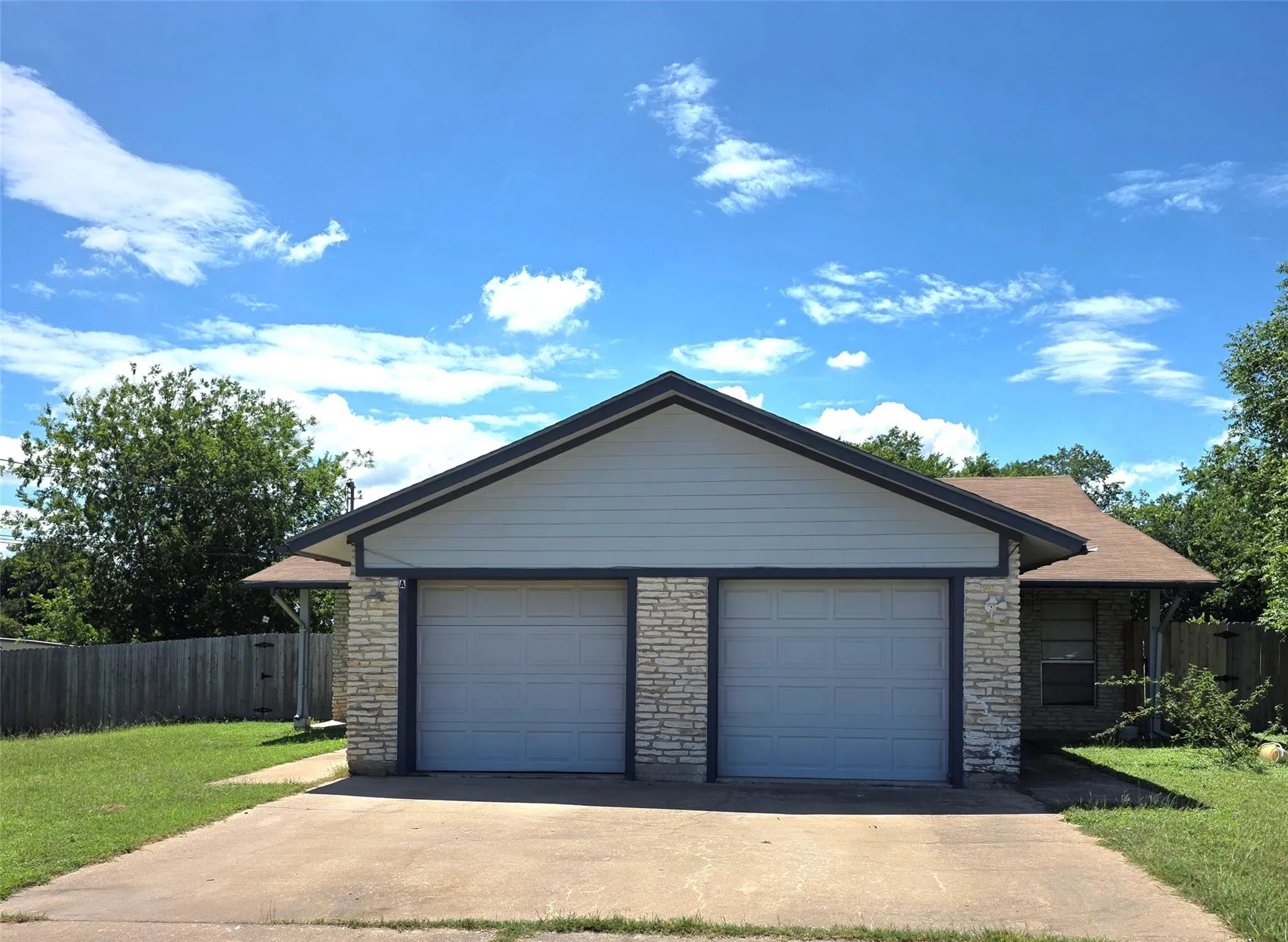 Photo 3 of 15208 SPRING HILL LN