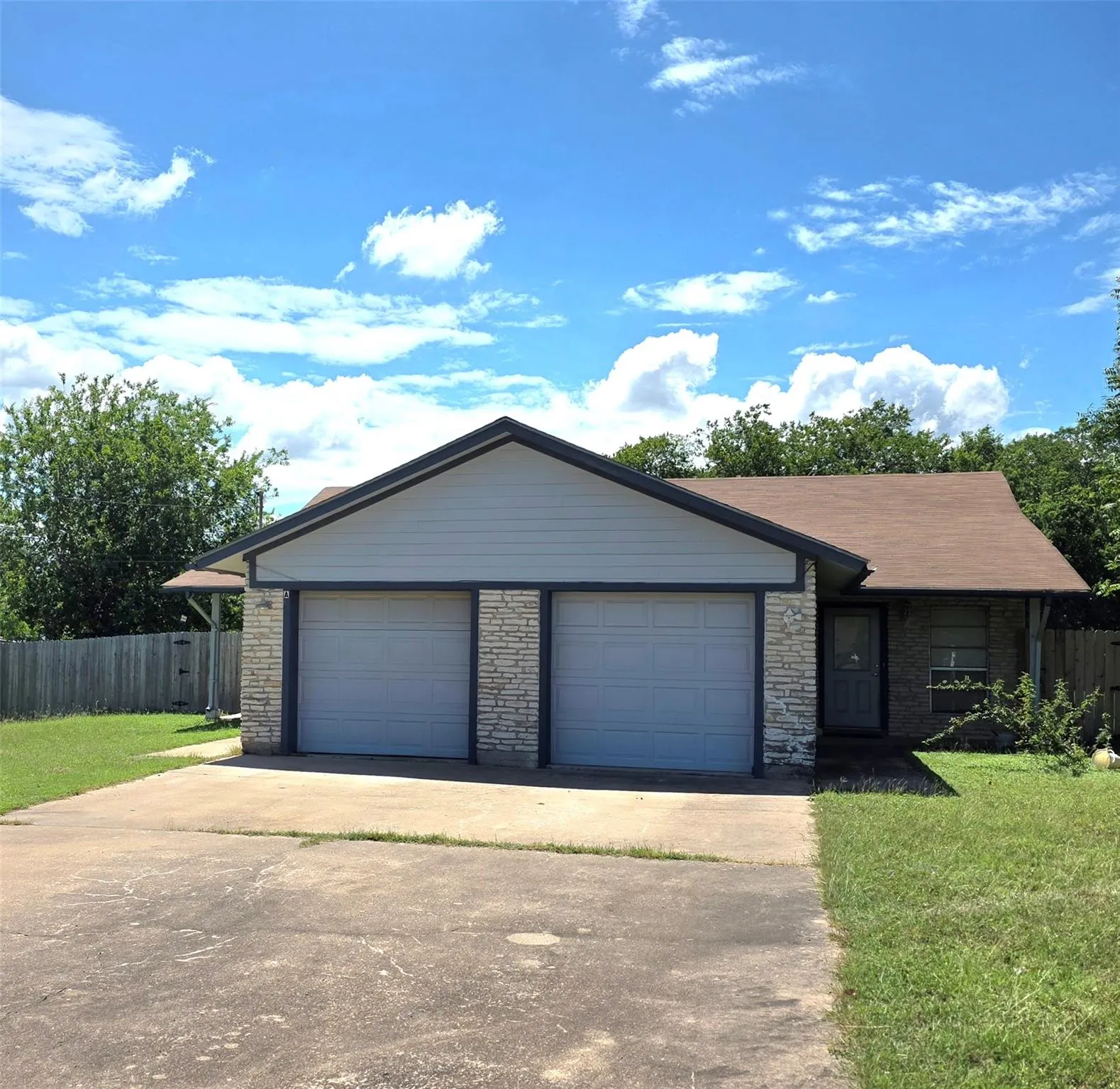 Photo 2 of 15208 SPRING HILL LN