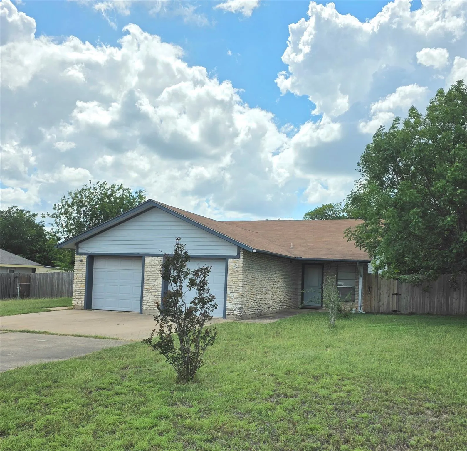 Photo 4 of 15208 SPRING HILL LN