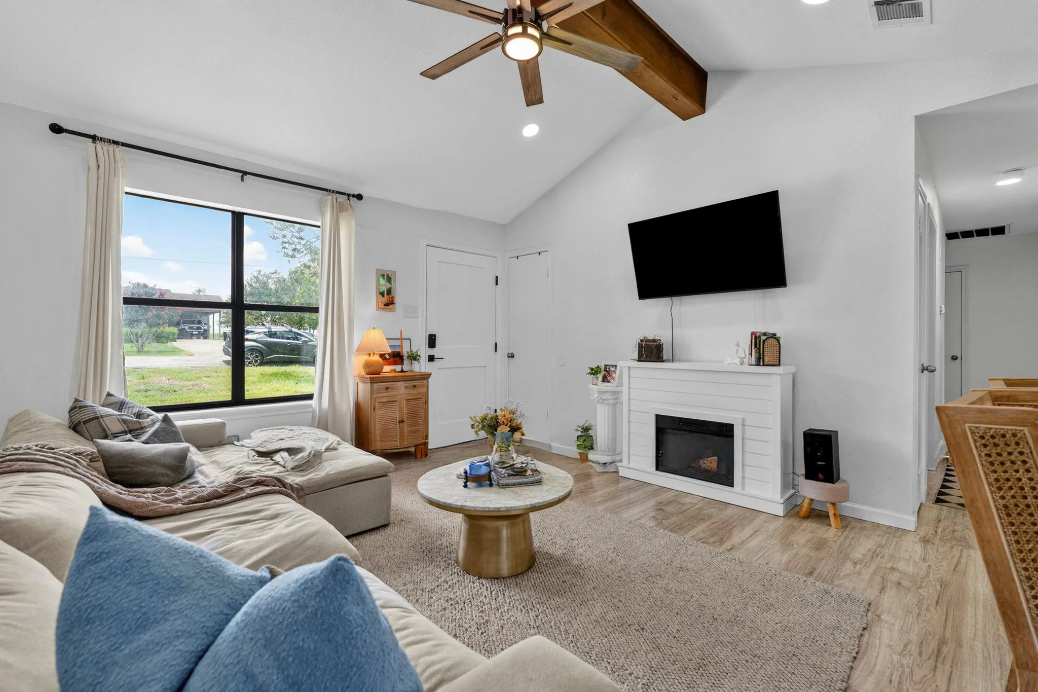 Photo 4 of 308 RIVER HILLS DR