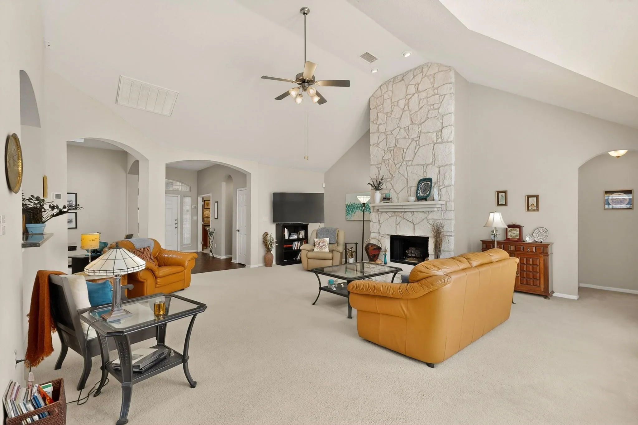 Photo 4 of 905 VICTORIA RIDGE DR