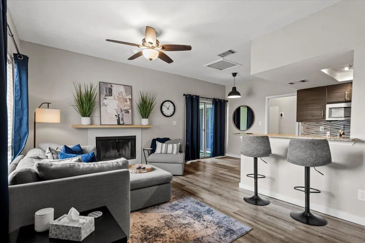 Photo 4 of 506 W SAN ANTONIO ST #205